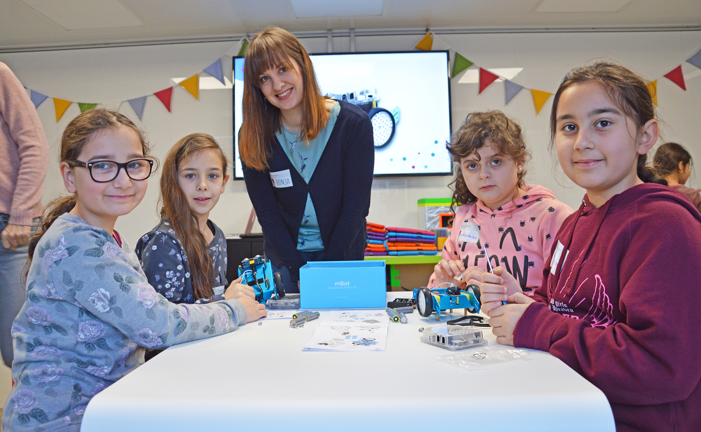 "Damit der digitale Wandel funktioniert, müssen alle zusammenarbeiten. Das fängt schon bei Kindern an", sagt Ronja Baetz, Trainerin der mobilen Digitalwerkstatt NRW. An der Grundschule Birth konnten die Schüler der dritten und vierten Klassen diese Woche von dieser Digital-Offensive profitieren.