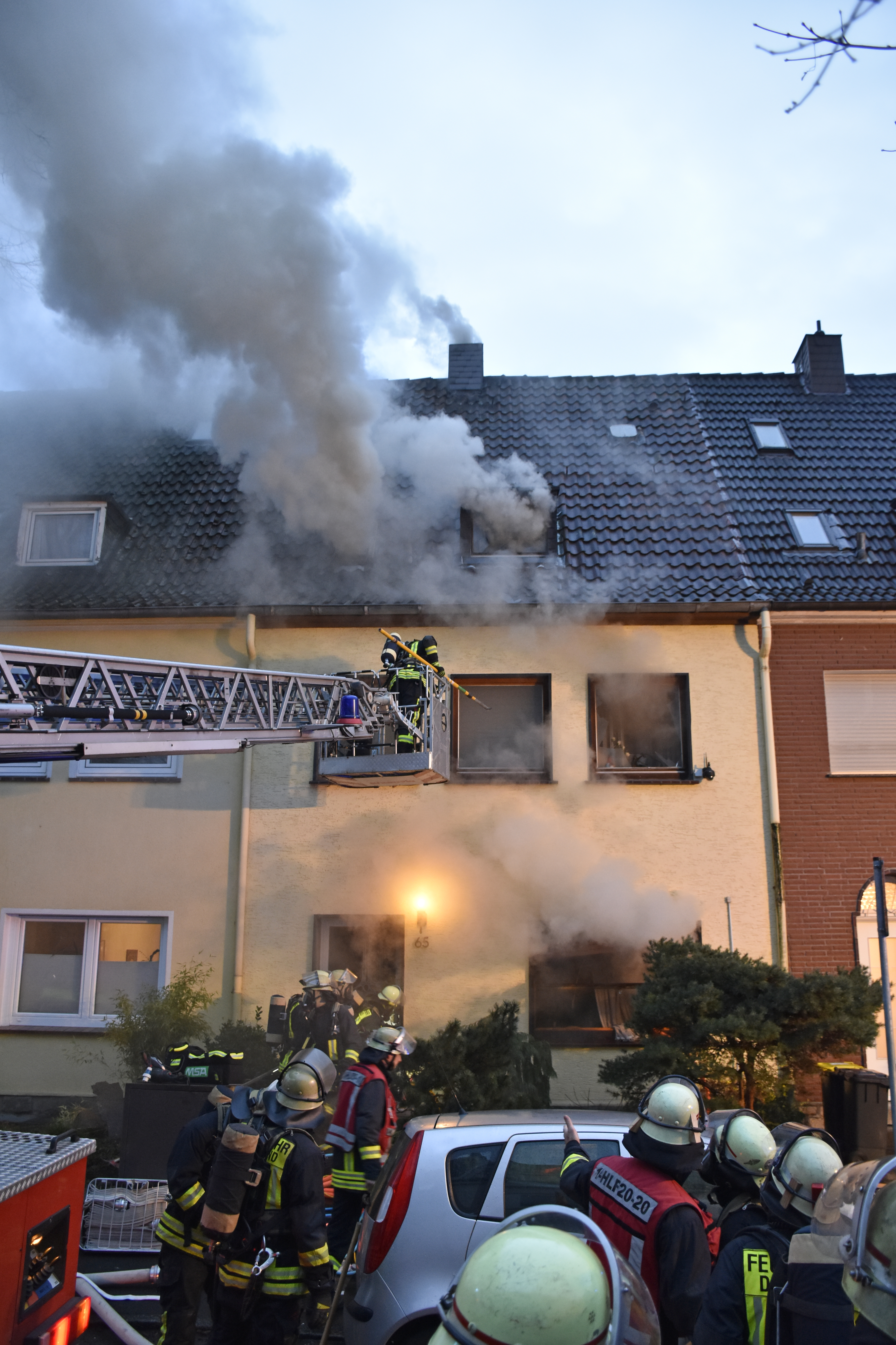 Wegen der zu gut gesicherten Eingangstür mussten sich die Feuerwehrleute einen Zugang durch ein Fenster ins brennende Reihenmittelhaus an der Arnold-Böcklin-Straße in der Malersiedlung verschaffen.