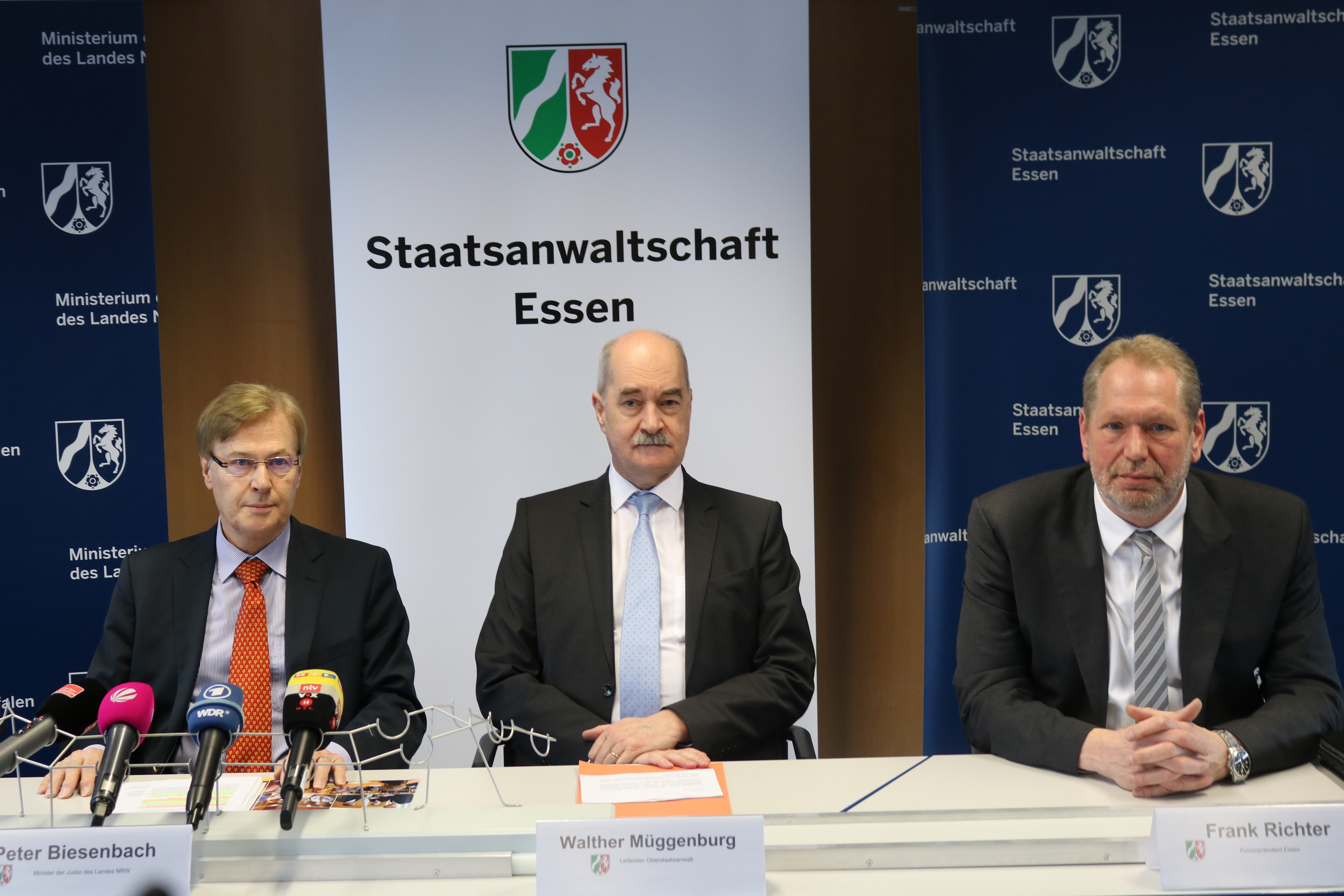 NRW-Justizminister Peter Biesenbach, Leitender Oberstaatsanwalt Walther Müggenburg und Polizeipräsident Frank Richter (v.l.) stellen die neue Initiative zur Bekämpfung der Clankriminalität vor.