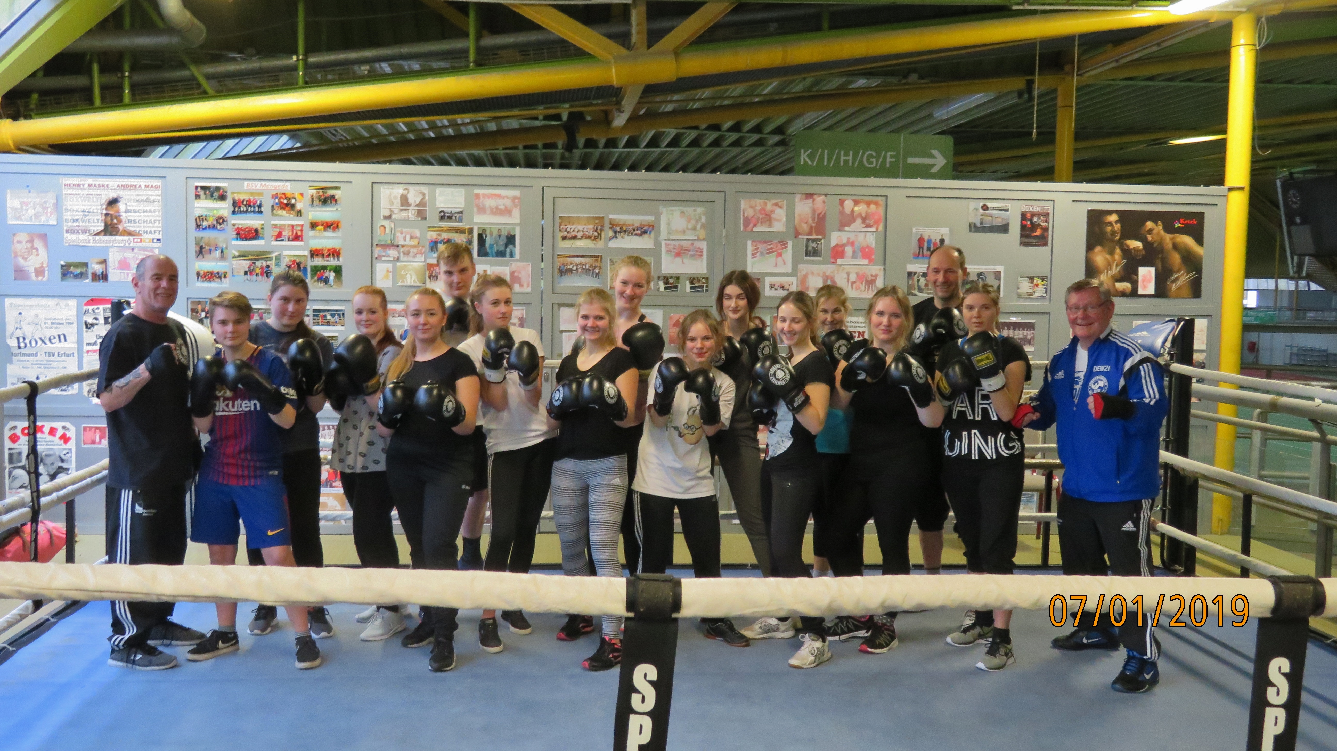 Die Teilnehmer des Anna-Zillken-Berufskollegs. Links, DBS-Trainer Francesco Solimeo.