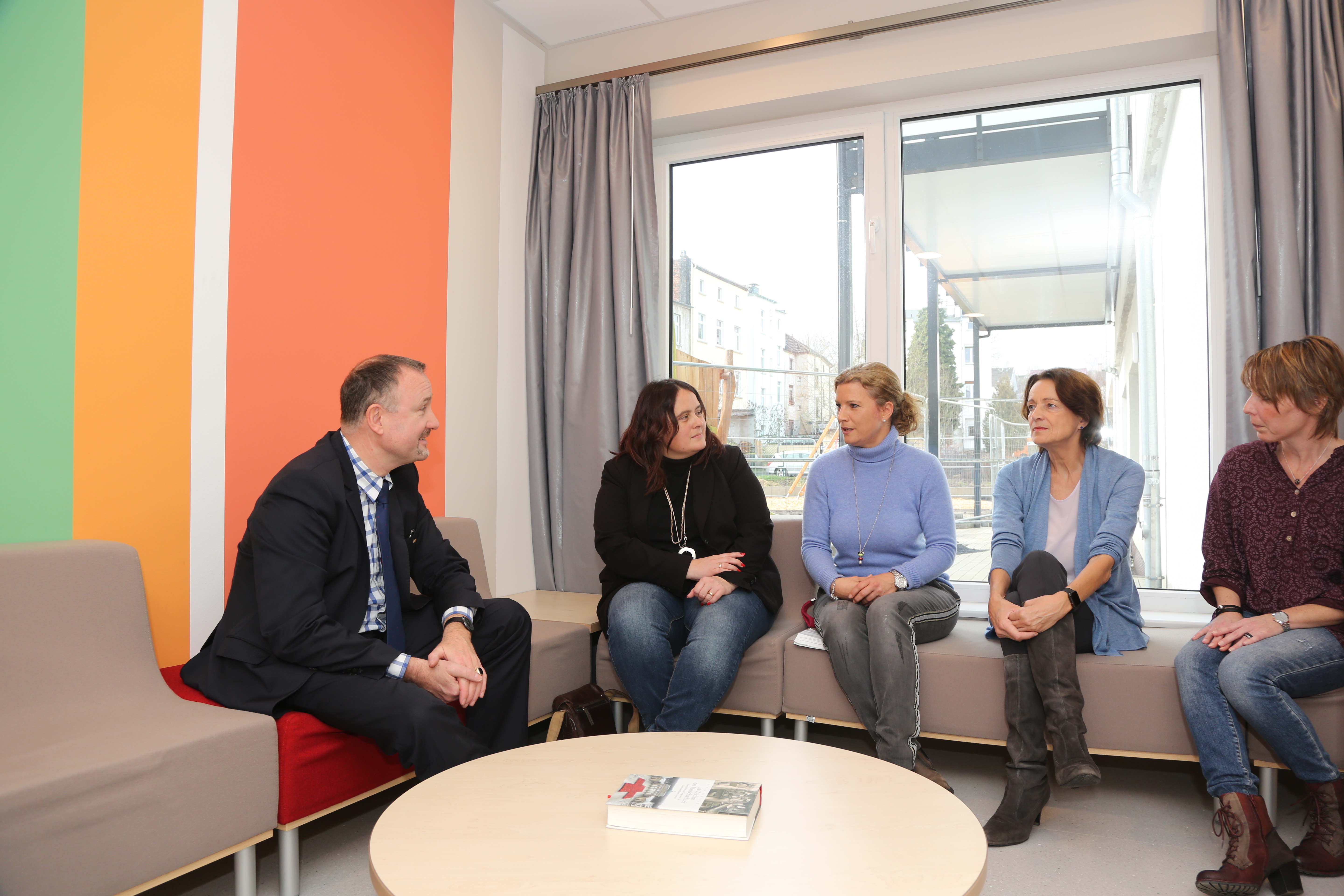 Die heimische Bundestagsabgeordnete Dagmar Freitag (2.v.r.) informierte sich zusammen mit der Iserlohner SPD-Stadtverbandsvorsitzenden Eva Kitz (2.v.l.) bei DRK-Geschäftsführer Michael Vucinaj, Einrichtungsleiterin Kerstin Helmering (re.) und der Sprach-Fachkraft Jutta Kaltenbach über das Konzept des neuen Sprach-Kindergartens an der Gerichtstraße. Foto: Schulte
