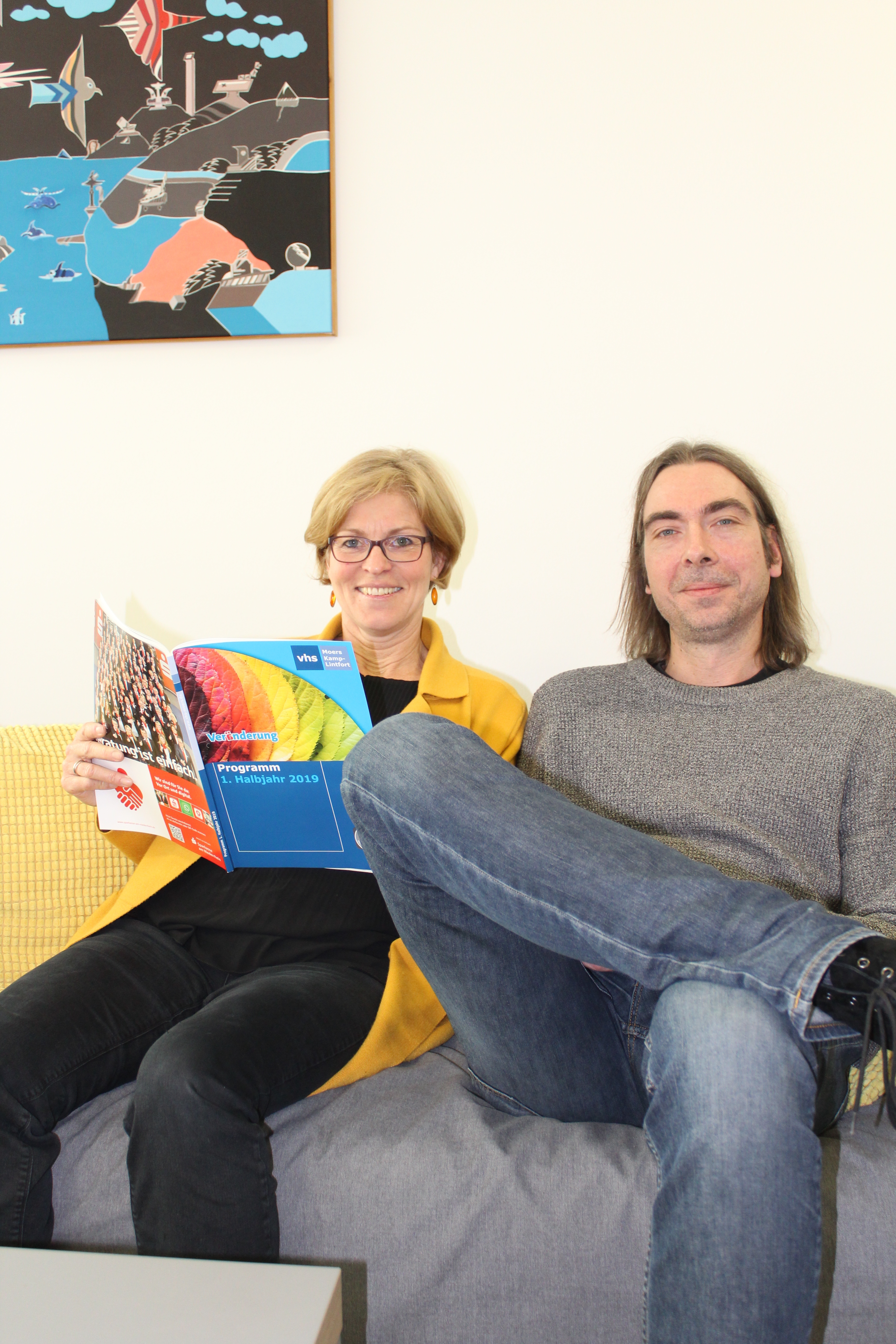 Beate Schieren-Ohl und Jörg Büschgens präsentieren das bunte Programm des neuen Frühjahrssemesters.