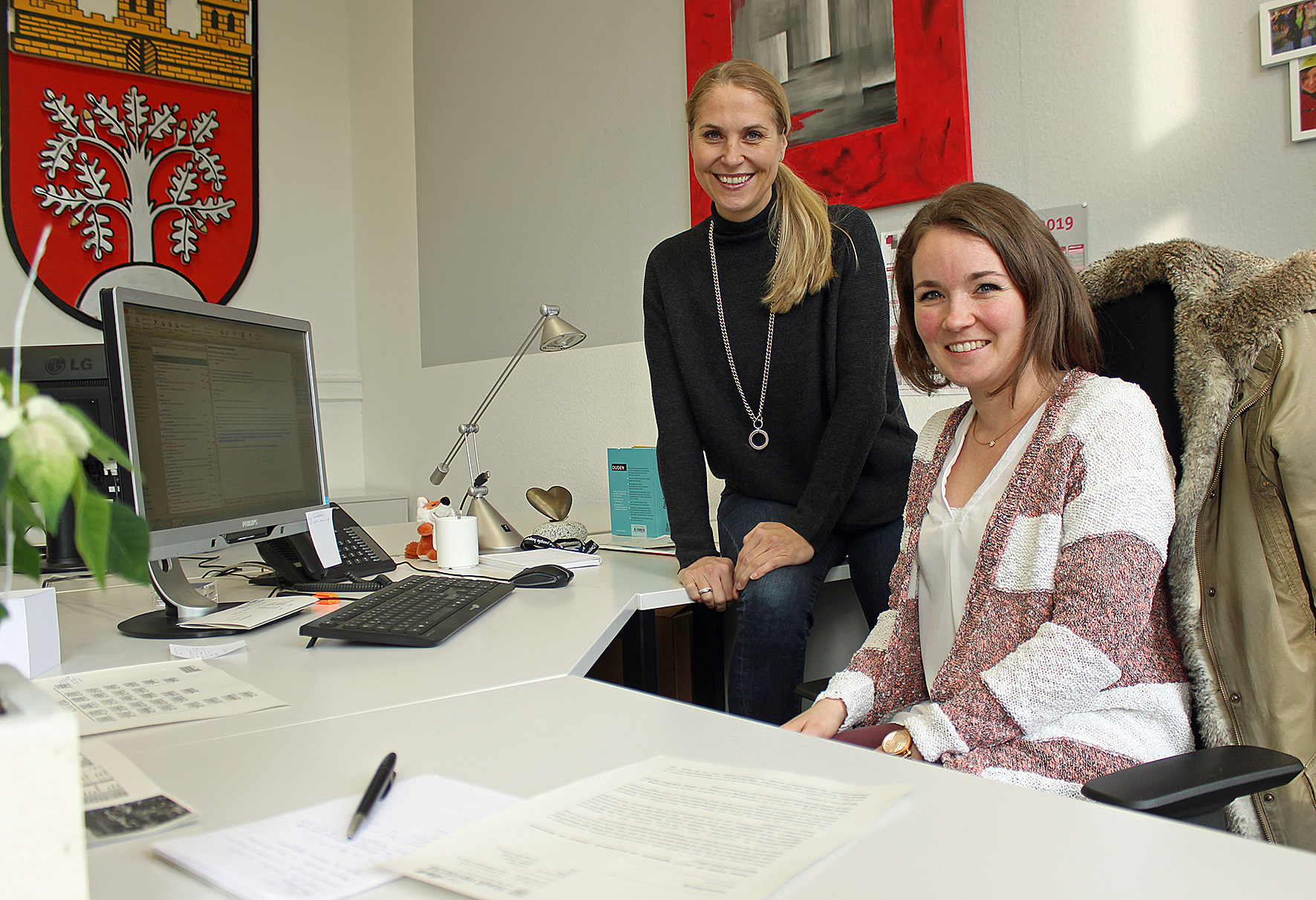 Bürgermeisterin Dr. Katja Strauss-Köster (l.) begrüßt Lena Siegel an ihrem neuen Arbeitsplatz im Herdecker Rathaus.