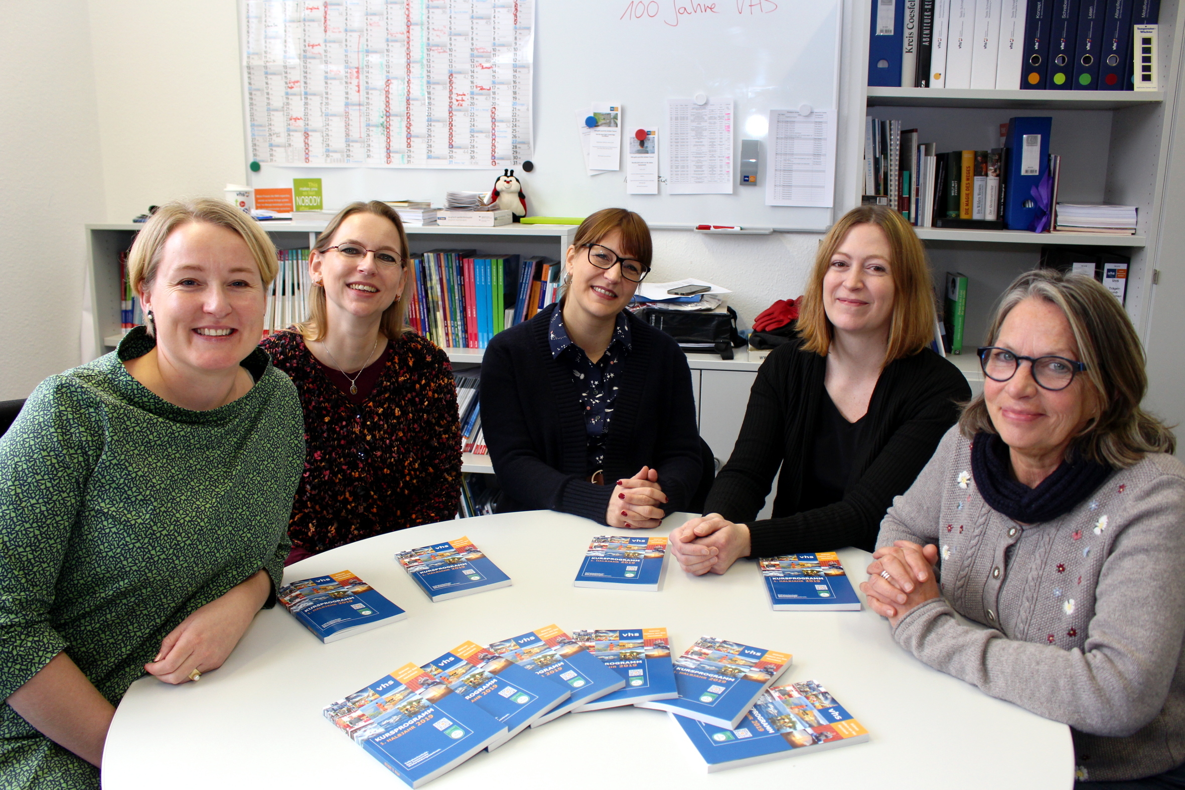 Haben gemeinsam das neue VHS-Programm ausgearbeitet (v.l.): Esther Joy Dohmen (Leiterin), Susanne Hoeft (Programmleiterin Deutsch), Cynthia Degen (Programmleiterin Gesundheit), Dr. Saskia Jogler (Programmleiterin Beruf + EDV), Gunda Mühlenfeld-Anders (Programmleiterin Aktuelles Forum + Kultur und Gestalten). (Foto: Stadt Dülmen / Siemes)