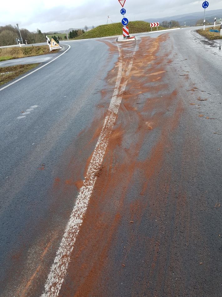 Eine Ölspur wurde durch die Löschgruppe Zurstraße abgesichert.