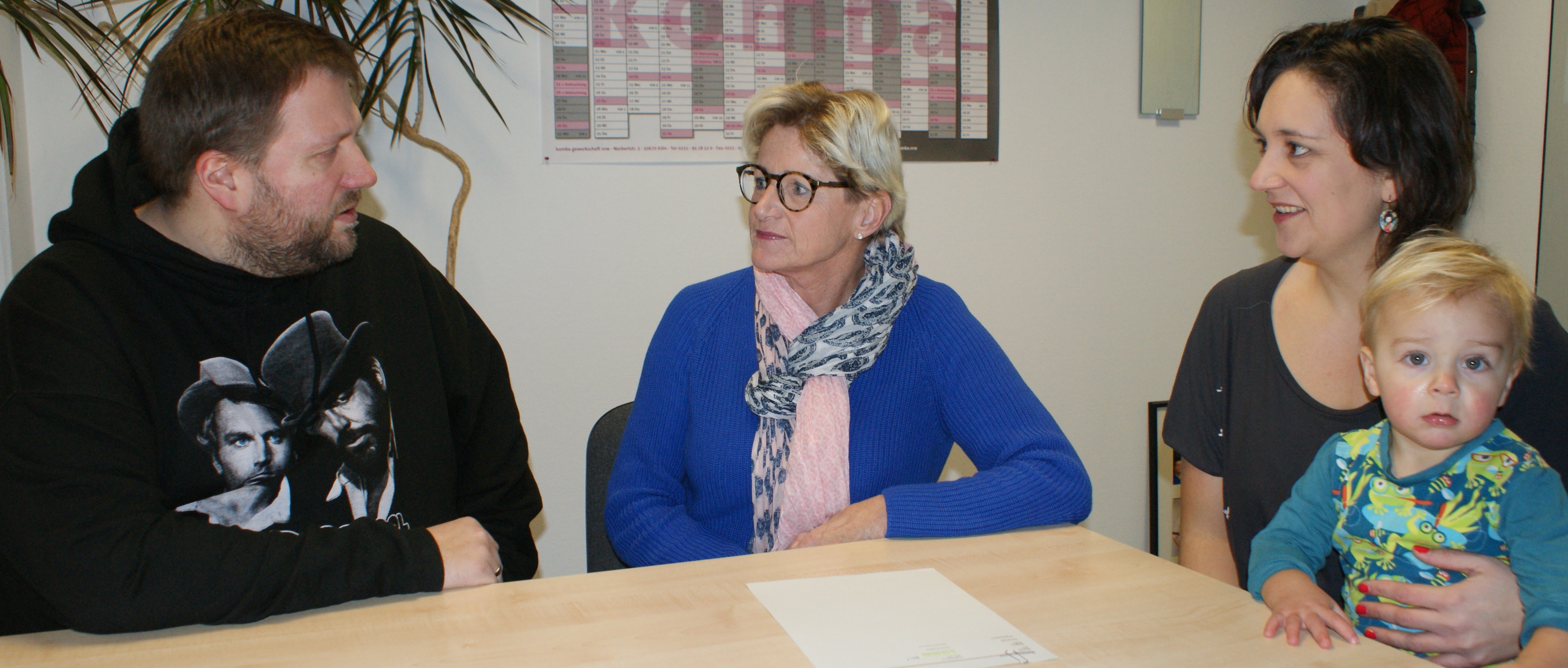 Das Bild zeigt die JAEB-Vorstandsmitglieder Robert Rentmeister und Jennifer Göers (mit Sohn Hanno) im Gespräch mit Susanne Diericks (m.), im Amt für Jugend, Familie und Schule Abteilungsleiterin für Schulen und Kindertagesstätten.