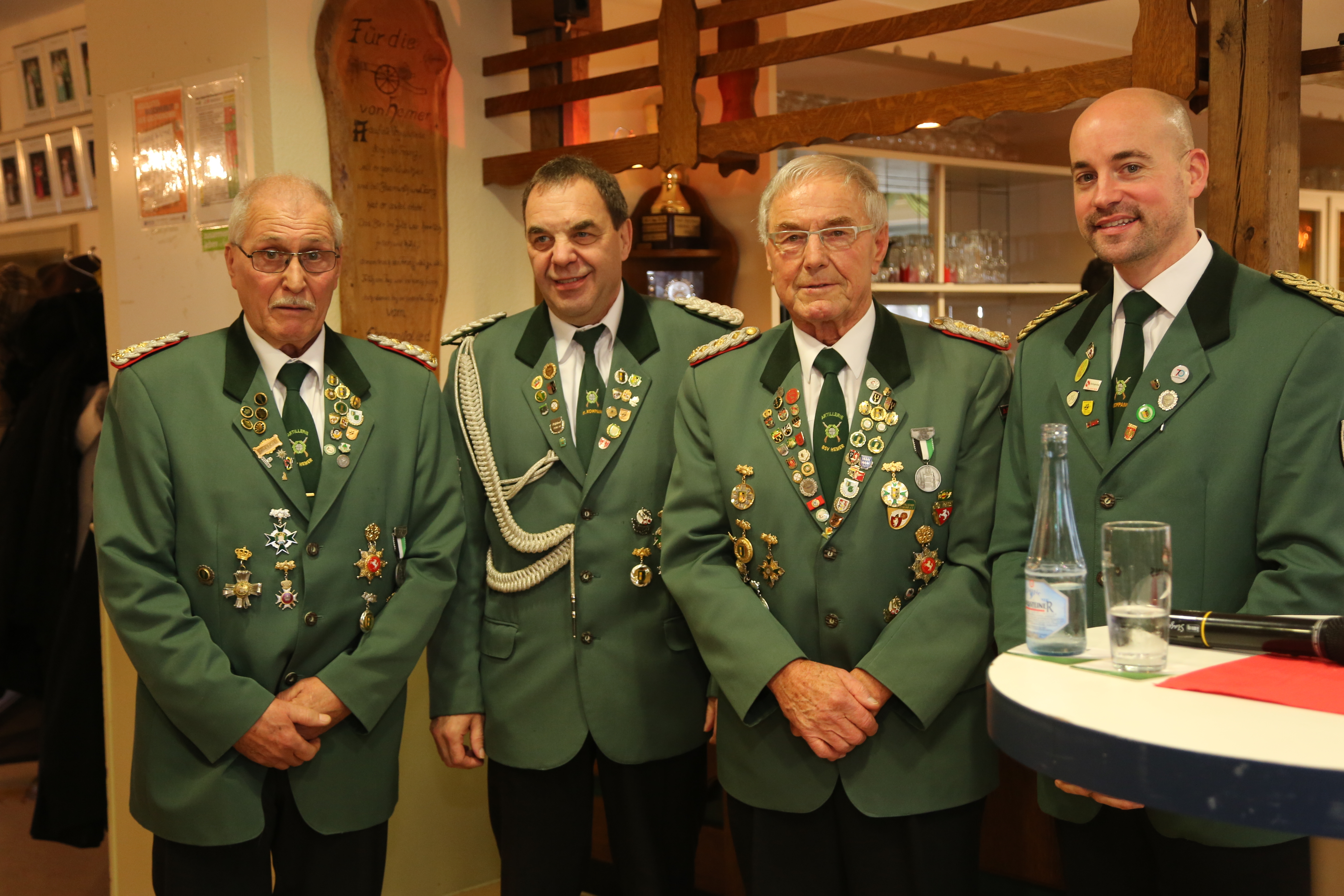 Oberst Peter Zächer, Adjutant Harald Hoffmann und Präsident Ingo Bals (v.l.) gratulierten Ehrenoberst Paul Stehle (2.v.r.) zur besonderen Auszeichnung - dem Bataillons-Orden 3. Stufe, der in der langen BSV-Geschichte erst zum dritten Mal verliehen wurde.