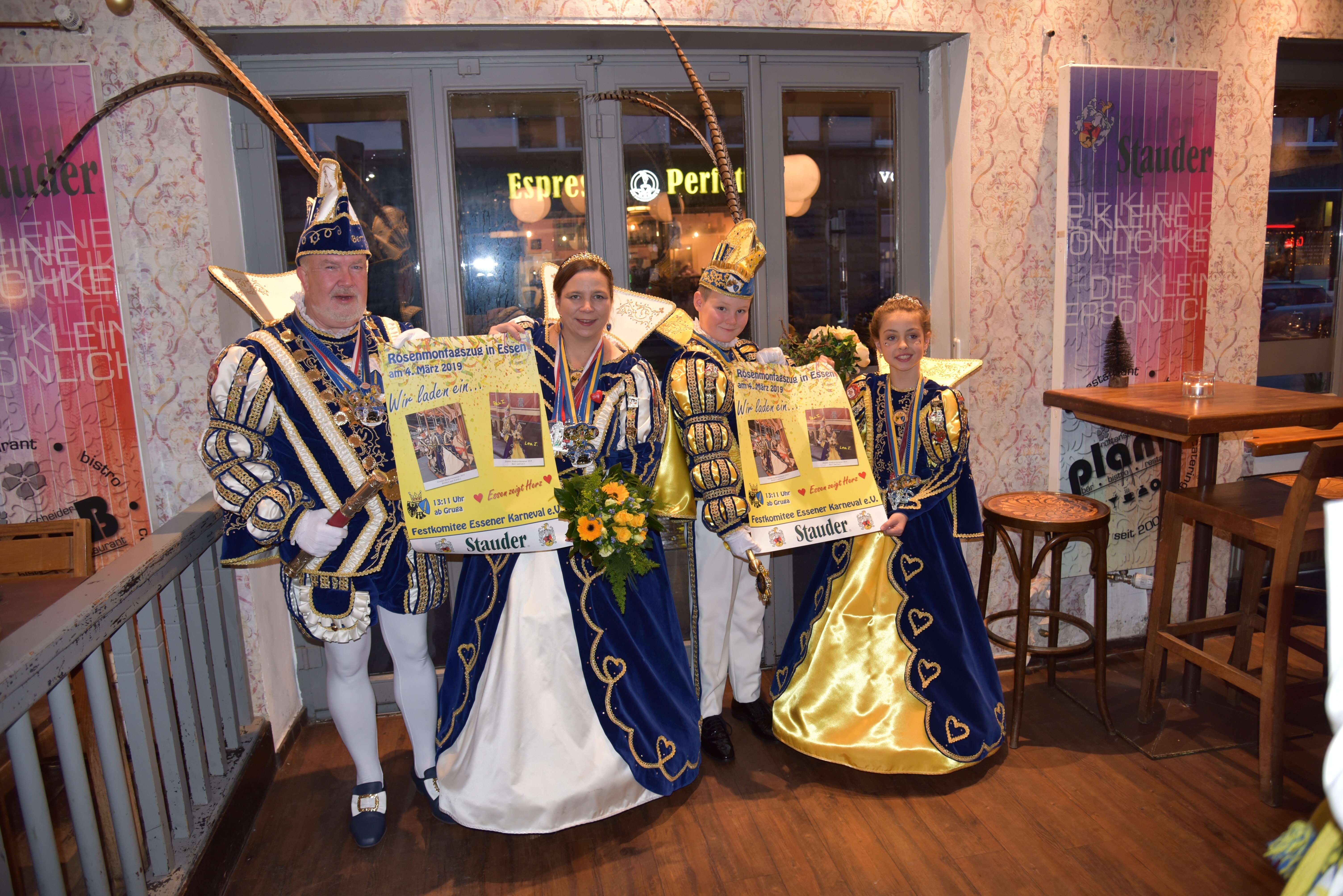 Die Prinzenpaare stellten das Plakat für den Rosenmontagszug vor.