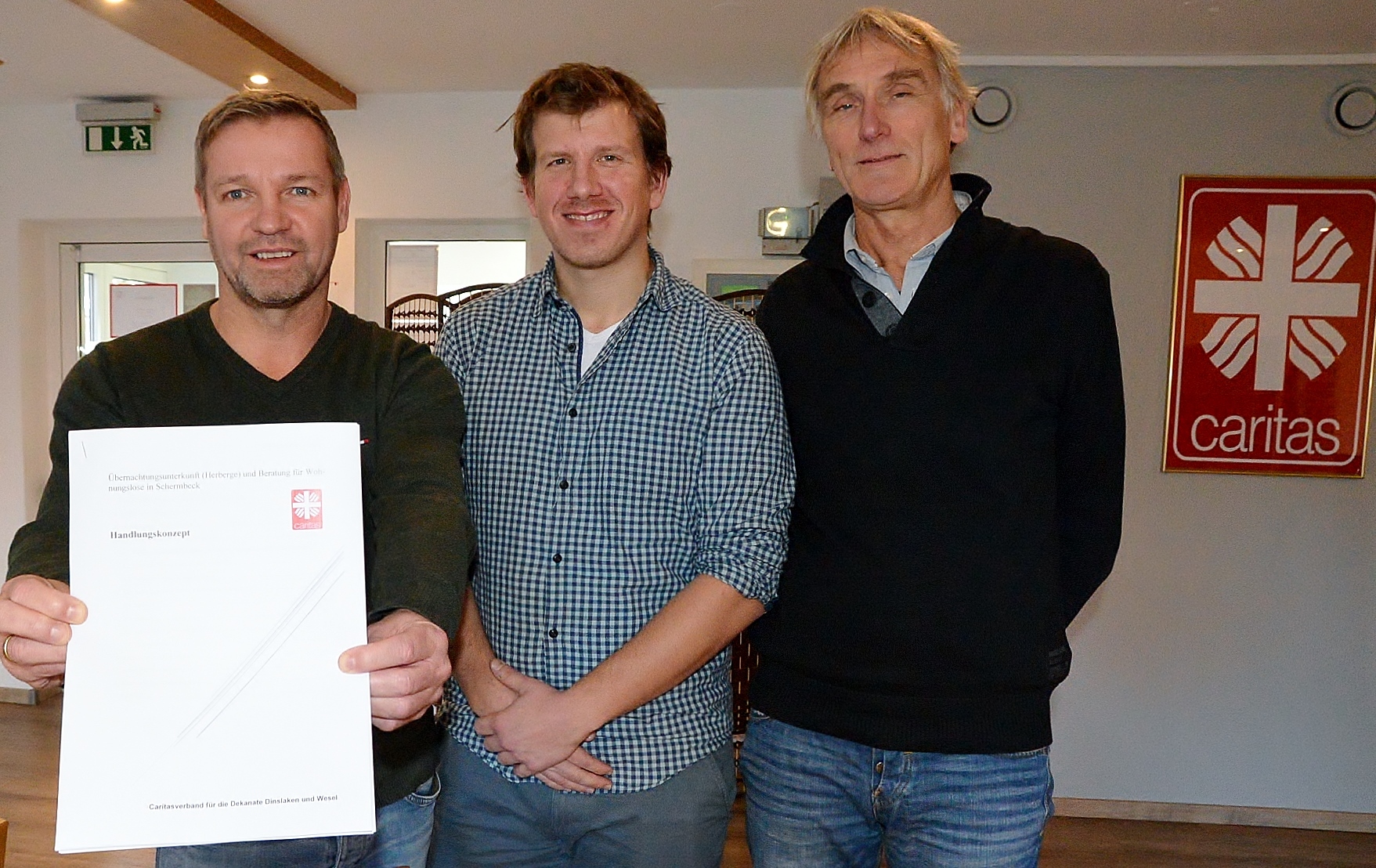 Bürgermeister Mike Rexforth, Tobias Krause, Leiter der Flüchtlingshilfe und Günter Mertesacker von Wohnungshilfe Schermbeck/Wesel.