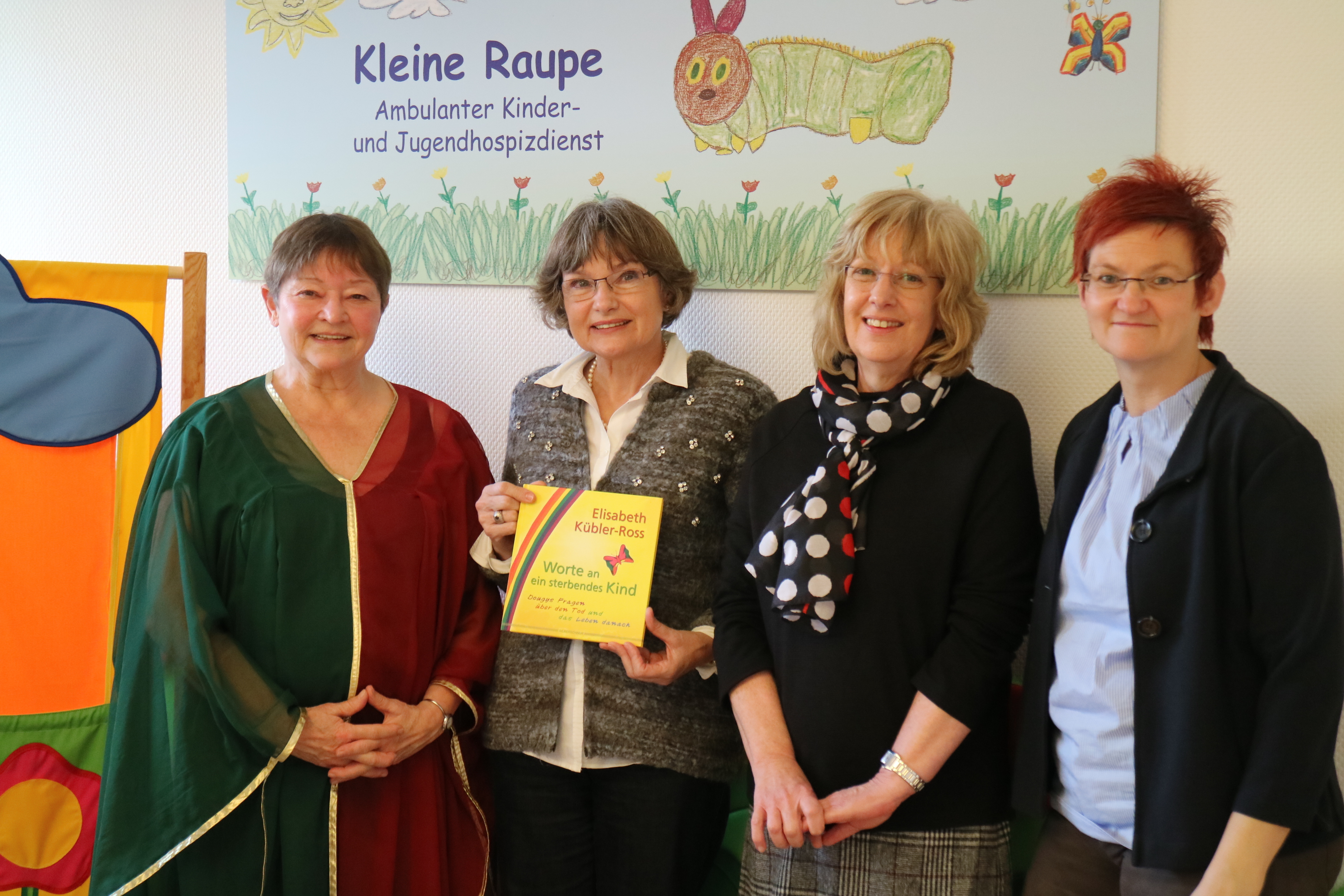 Märchenerzählerin Magdalena Janotte übergab die Spende an Ulrun Mündelein, Silvia Nowak und Bianka Saemann (v.l.). Foto: Goor