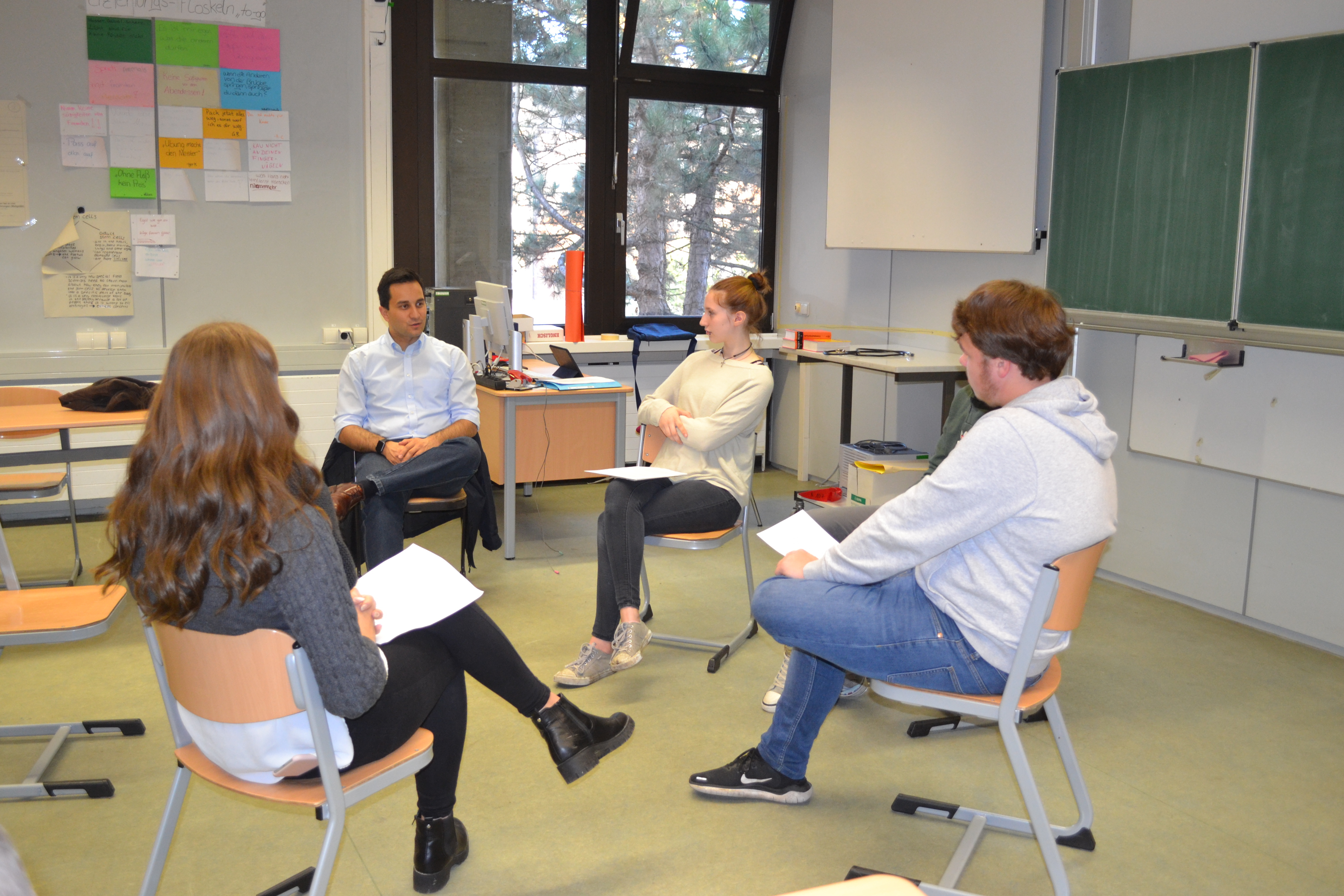 Der Bundestagsabgeordnete Mahmut Özdemir ist einer von zahlreichen Prominenten und Experten, die gelegentlich den Unterricht an der Hamborner Leibniz Gesamtschule mit zusätzlichem Leben füllen. Auch sonst die Schule eine Menge zu bieten, die „eigentlichen“ Unterrichtsstoff sinnvoll ergänzen.
Fotos: GS Leibniz