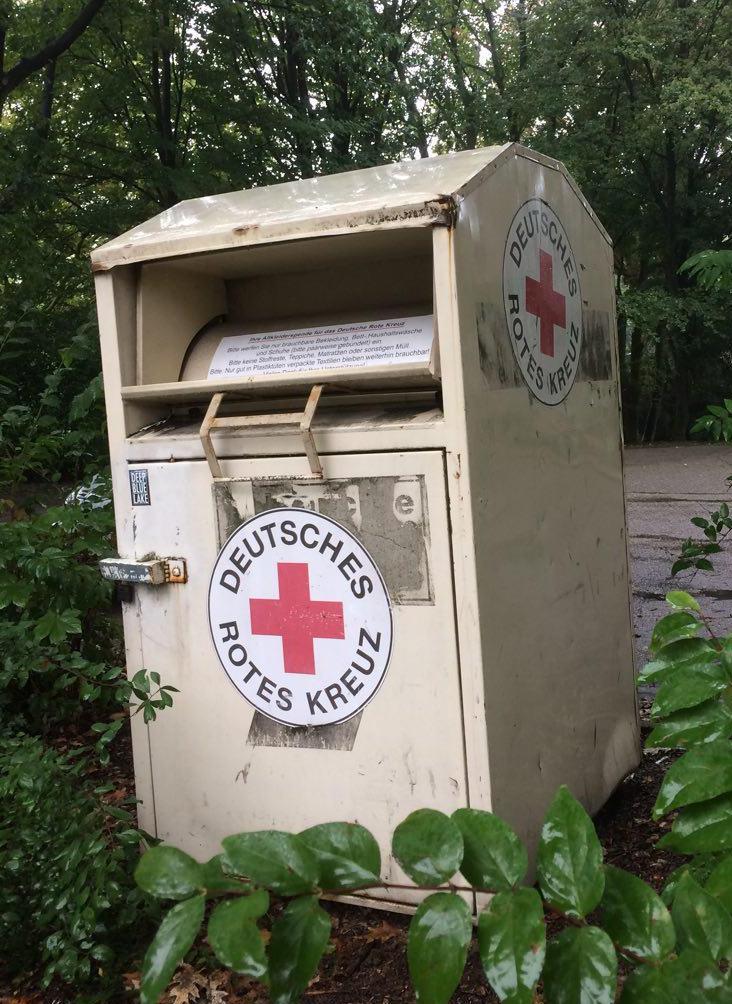Illegaler Altkleidercontainer mit DRK Logo erweckt den Anschein, das hier das DRK Bochum Altkleider sammelt.