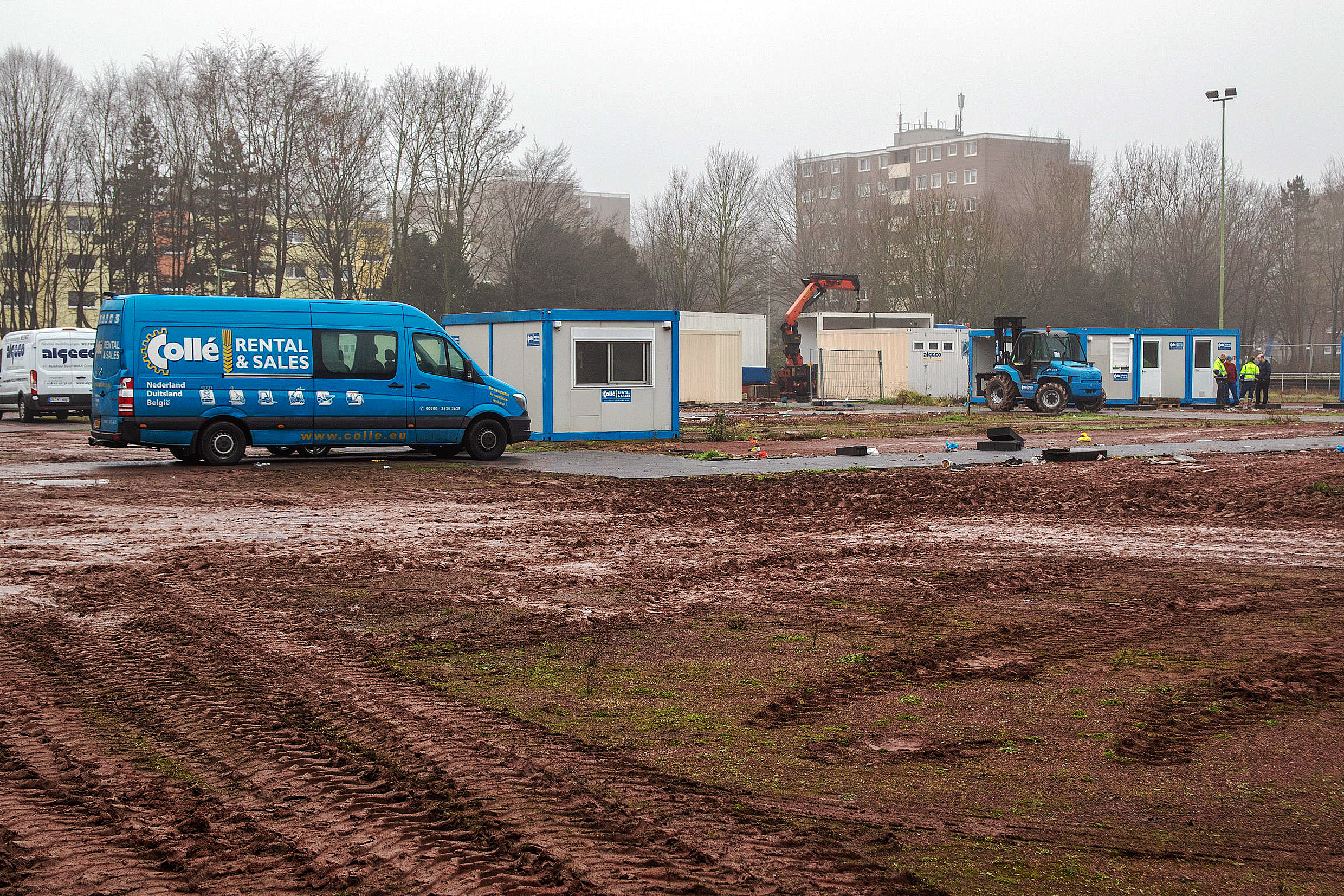 Derzeit wird das Containerdorf auf dem Sportplatz an der Enfieldstraße in Rentfort-Nord wieder abgebaut.