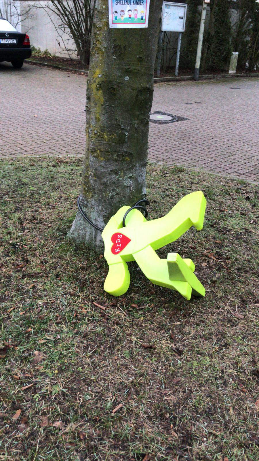 Über Nacht sind Unbekannte den Buddies an den Kragen gegangen. Einer der Warnfiguren wurde der Kopf abgerissen. Die Siedlergemeinschaft ist mächtig sauer.