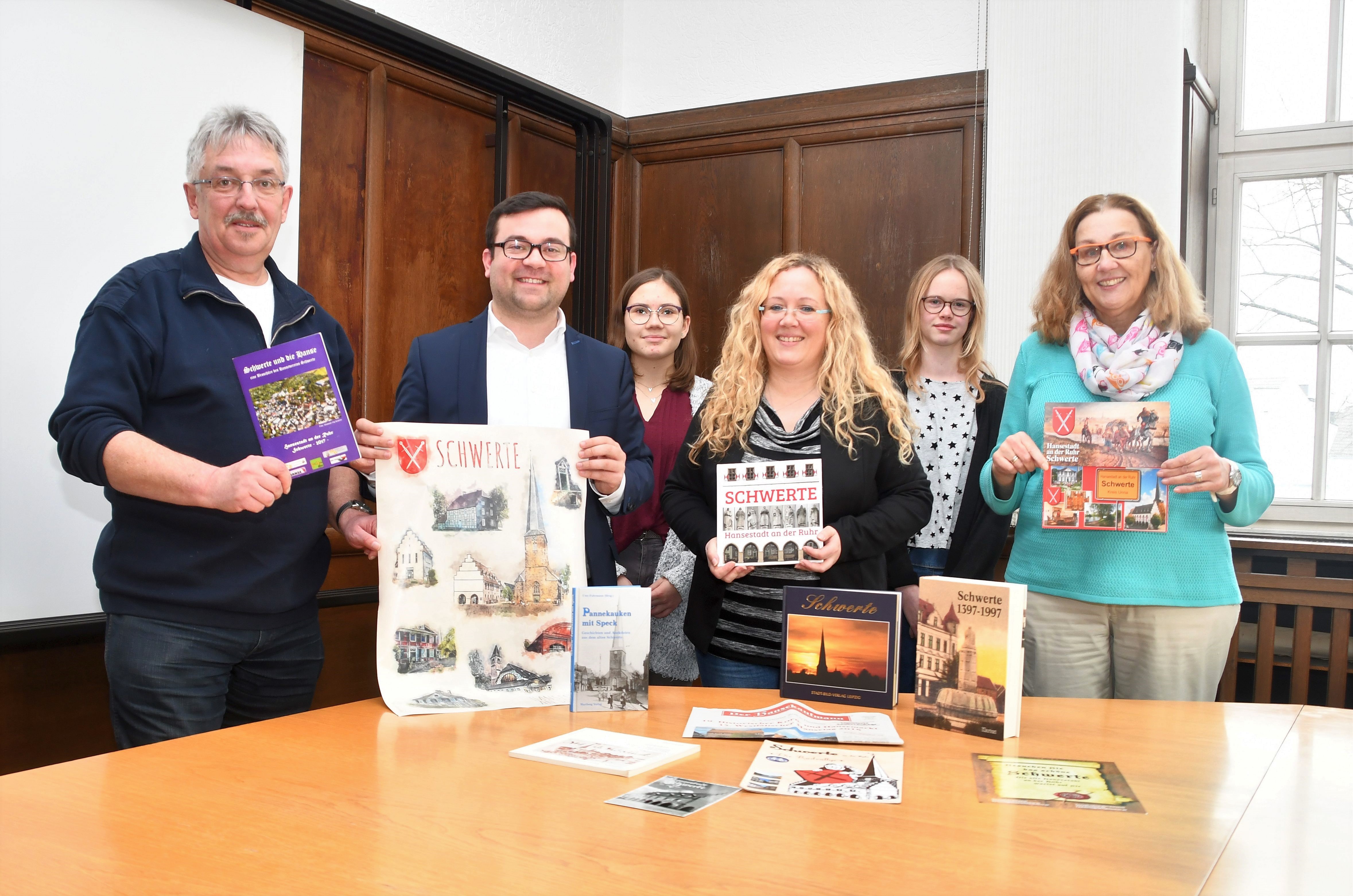 Uwe Fuhrmann (Touristikbeauftragter der Stadt), Bürgermeister Dimitrios Axourgos, Praktikantin Vivien Gaidetzka, Sonja Kleiner (Stellvertretende Leiterin der Stadtbücherei), Praktikantin Nele Groschek und Jutta Kriesten (Hanseverein) schickten jetzt ein Paket nach Russland.