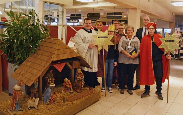 In glänzenden Gewändern und mit güldenen Kronen kamen die Sternsinger der St. Clemens-Gemeinde Brackel ins Knappschaftskrankenhaus Dortmund, brachten den Segen "C+M+B - Christus mansionem benedicat - Christus segne dieses Haus" und sammelten für Not leidende behinderte und nichtbehinderte Kinder in Peru. In der Cafeteria und auf allen Stationen erfreuten sie Patienten, Besucher und Mitarbeiter mit ihrem Gesang und erhielten so manche Spende für den guten Zweck. Matthias Suelmann (2.v.r.), Kaufmännischer Direktor des Klinikums Westfalen, und Krankenhausseelsorgerin Vera Seidel (3.v.r.) begrüßten die Sternsinger und dankten ihnen für ihr Engagement. | Foto: Wolter