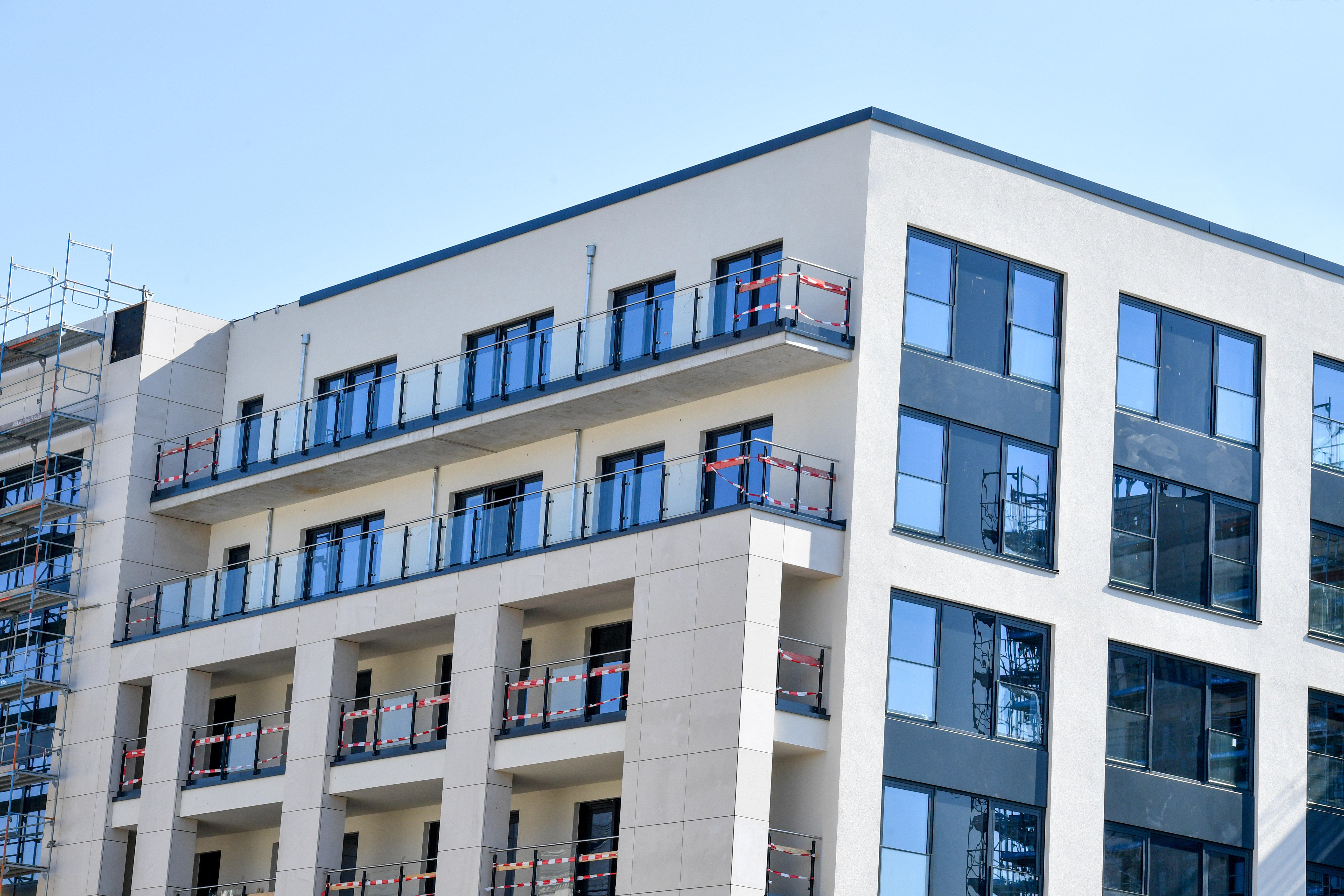 Der MWB-Neubau sieht schon fast bezugsfertig aus. Bis zur Jahresmitte wird die Mülheimer Wohnbau eG selbst dorthin umziehen. Foto: Mülheimer Wohnungsbau eG
