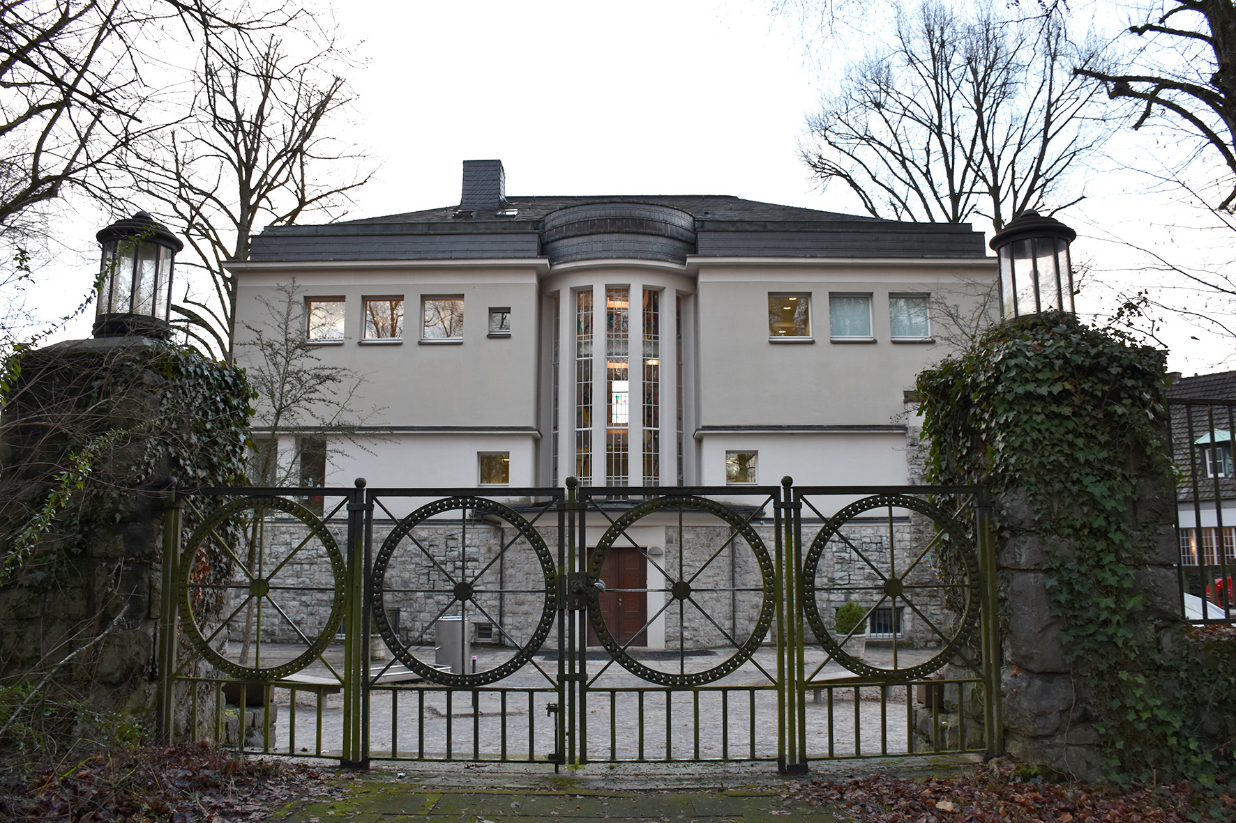 Walter Gropius ist am Bau der Villa Cuno in Hagen beteiligt, er wirkt auch an den Plänen für die Gartenstadt Hohenhagen mit.