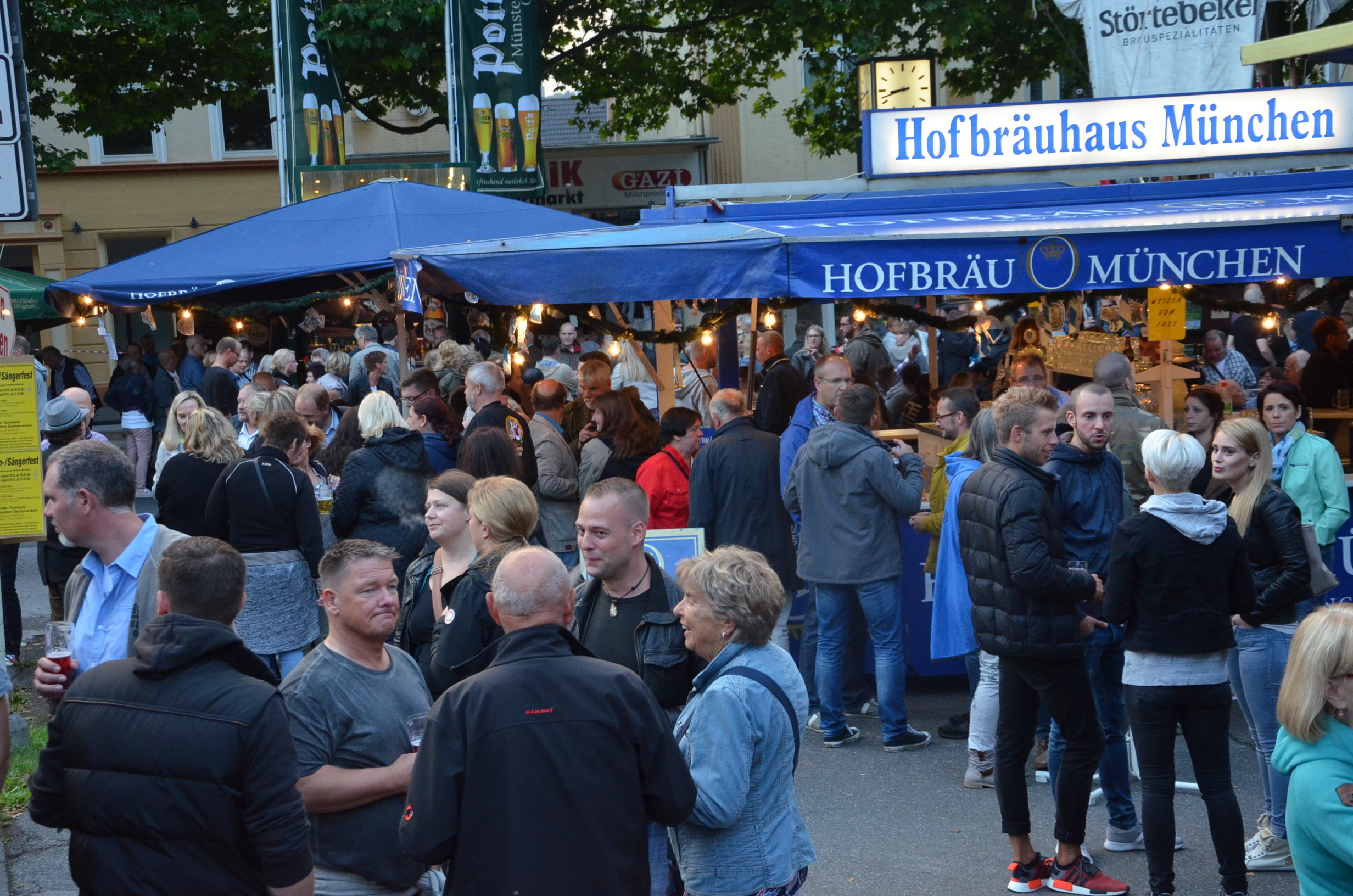 "Rappelvoll" war es bei der Bierbörse auf dem Neumarkt.Foto: Archiv