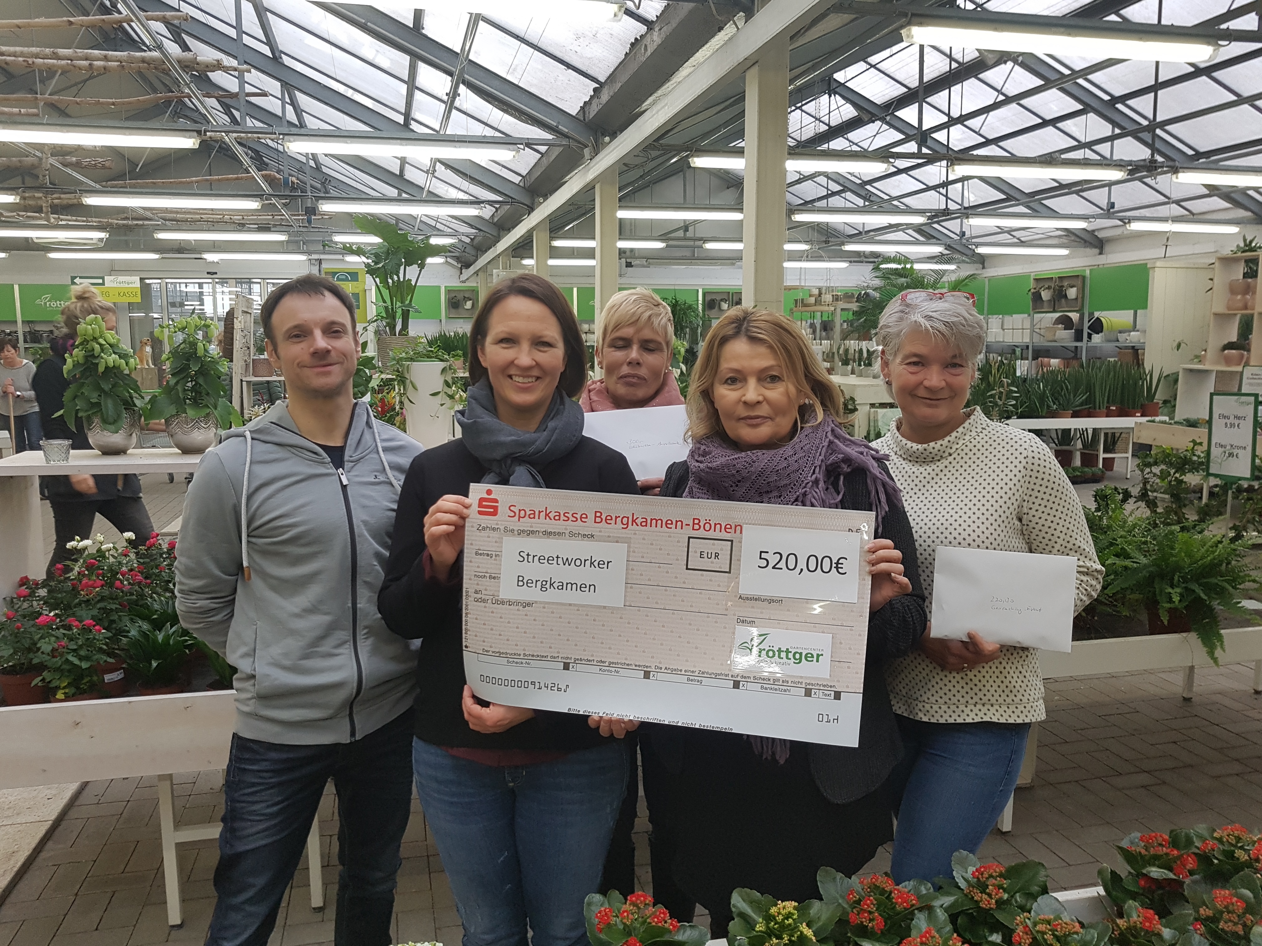 Das Röttger-Team rund um Claudia Röttger übergab eine Spende in Höhe von 520 Euro an die Streetworker Bergkamen. Foto: Röttger