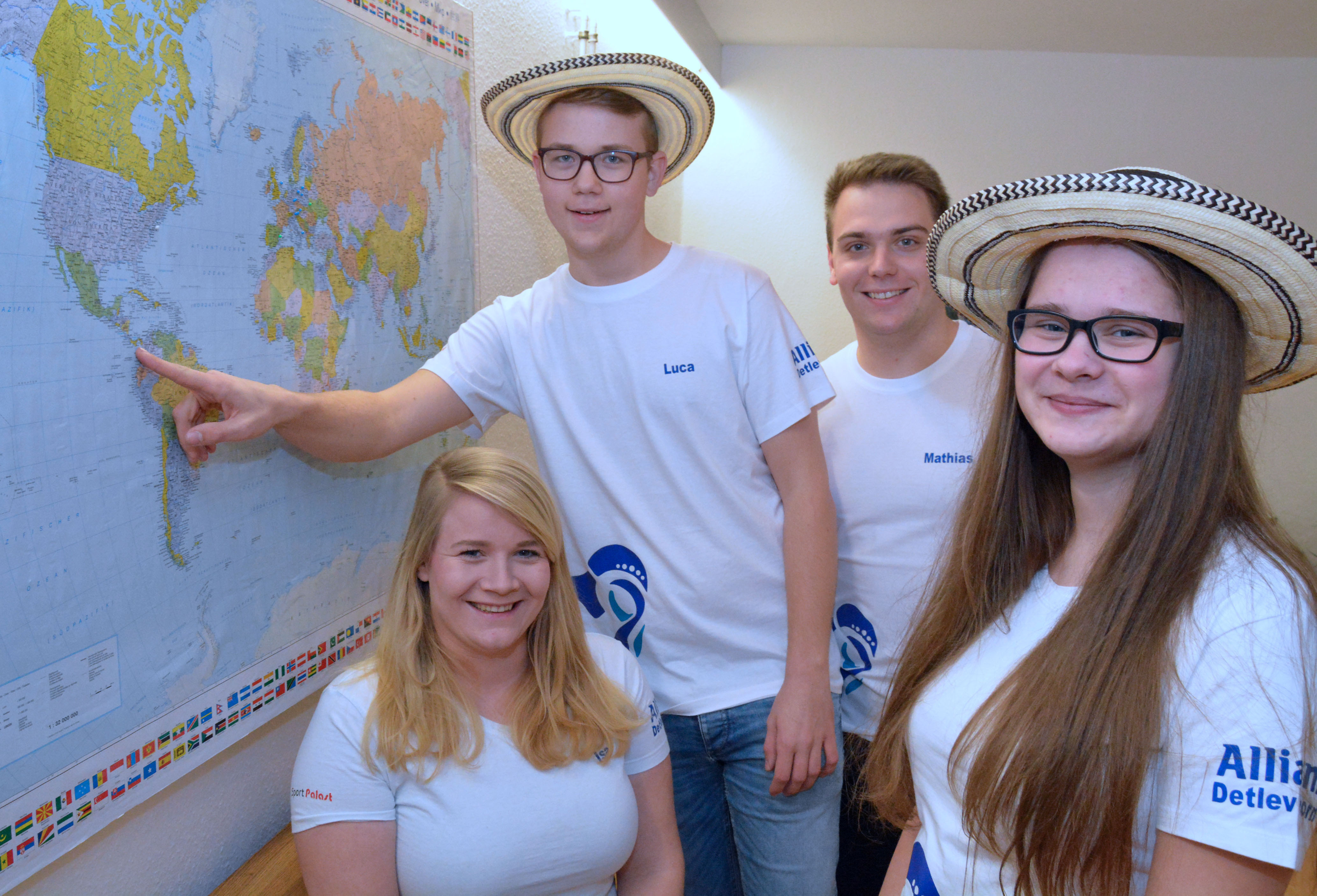 Auf die Weltkarte haben Messdiener der Pfarrei St. Josef dort Stecknadeln platziert, wo sie schon zum Weltjugendtag oder zur Messdienerfahrt waren. Bald gehört auch Panama dazu, Isabell Weiler, Luca Rusch, Mathias Horn und Corinna Kobek (v.l.) gehören zu der 24-köpfigen Reisegruppe vom Niederrhein.