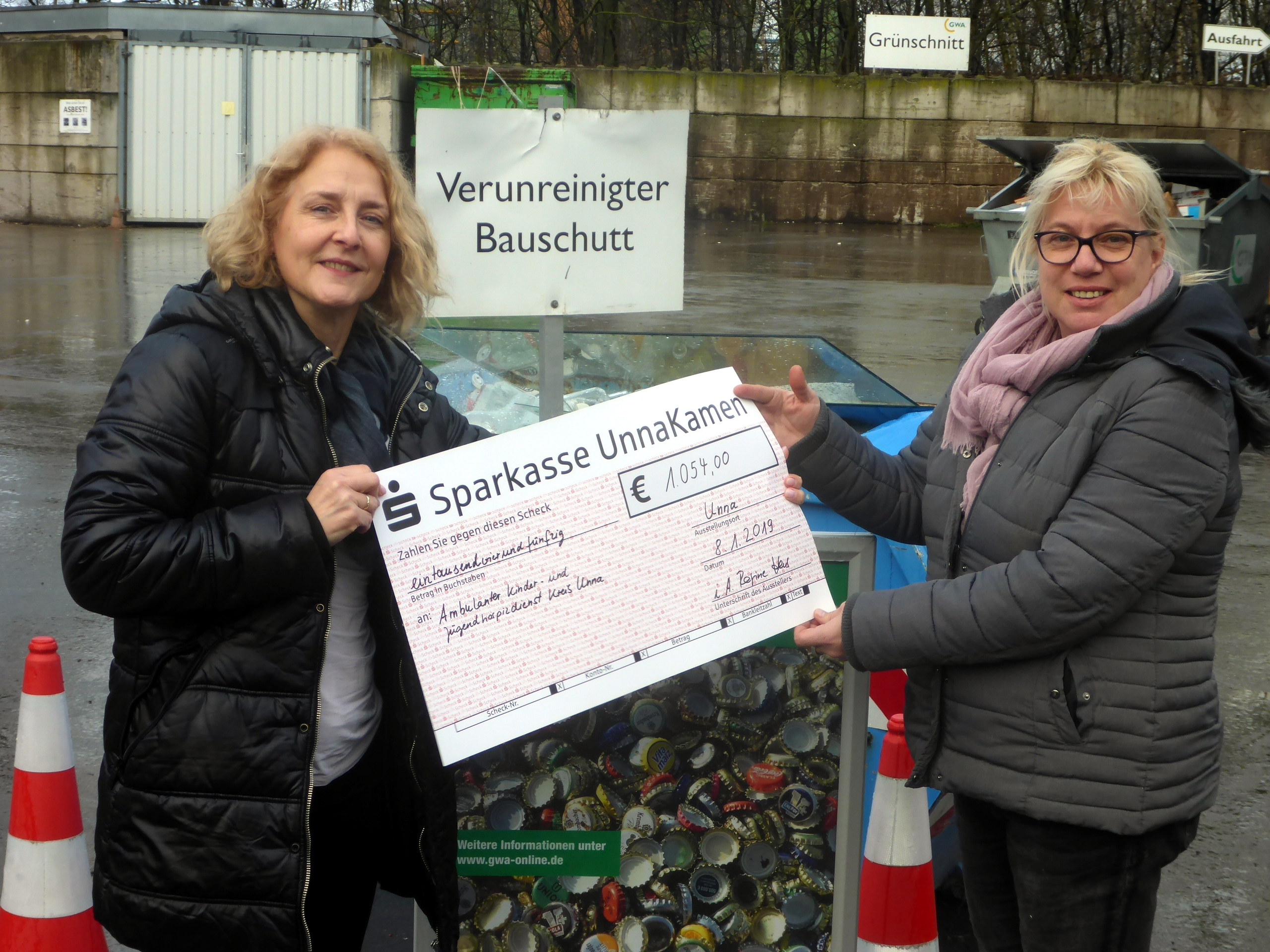 Auf dem Bergkamener Wertstoffhof überreicht Abfallberaterin Regine Hees einen Scheck an Initiatorin Ina Wunder.
