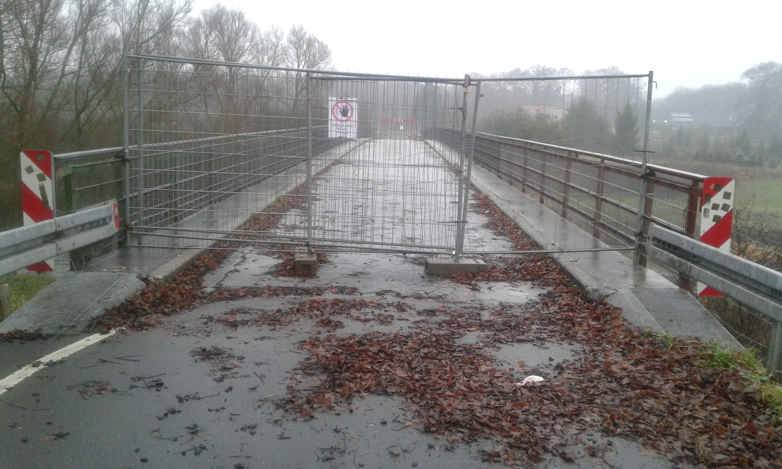 Dieser Sperrzaun wurde mutwillig zerstört, um sich Zugang zur Lippebrücke zu verschaffen. Foto: Kreis