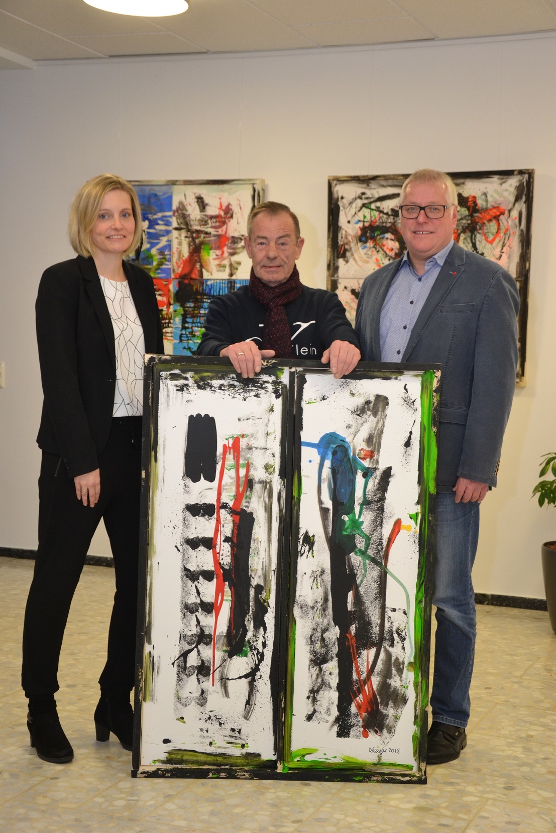 Die Mitglieder der Kanzleiführung, Kathleen Hilp (l.) und Volker Brieskorn (r.) freuen sich auf die Ausstellung „Abstraktes VI“ von Ralph Heeger im Foyer der Kanzlei.