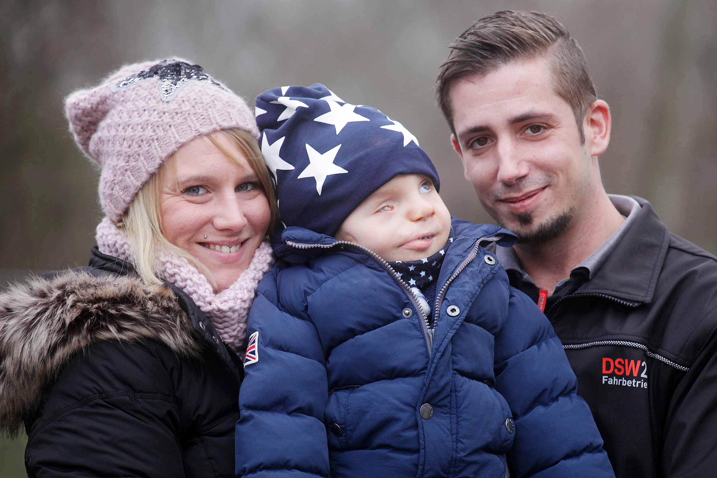 Angela Göhlich und ihr Verlobter Dennis Wittler lächeln, doch die beiden haben Sorgen. Die Familie muss umziehen - schon für den schwer behinderten Leon.