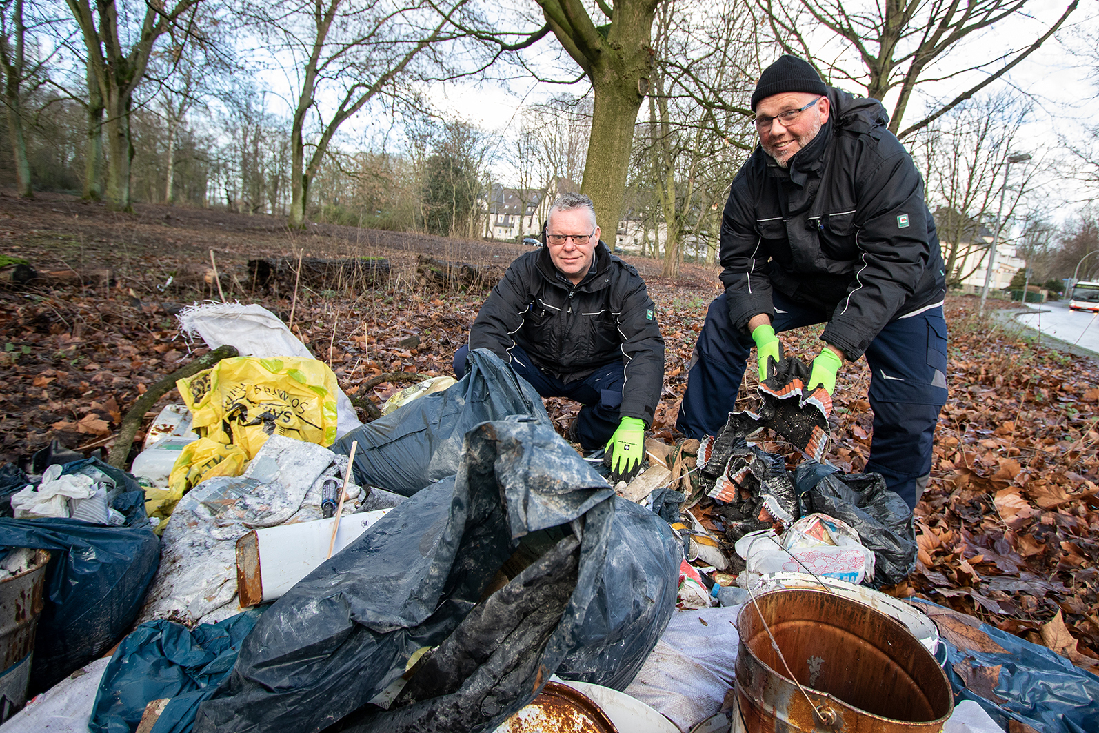 Nun hat auch Gladbeck zwei Mülldetektive. Auf obigem Foto inspizieren Rainer Baranowski (links) und sein Mitstreiter Michael Gonska eine illegale Müllablagerung in Brauck.