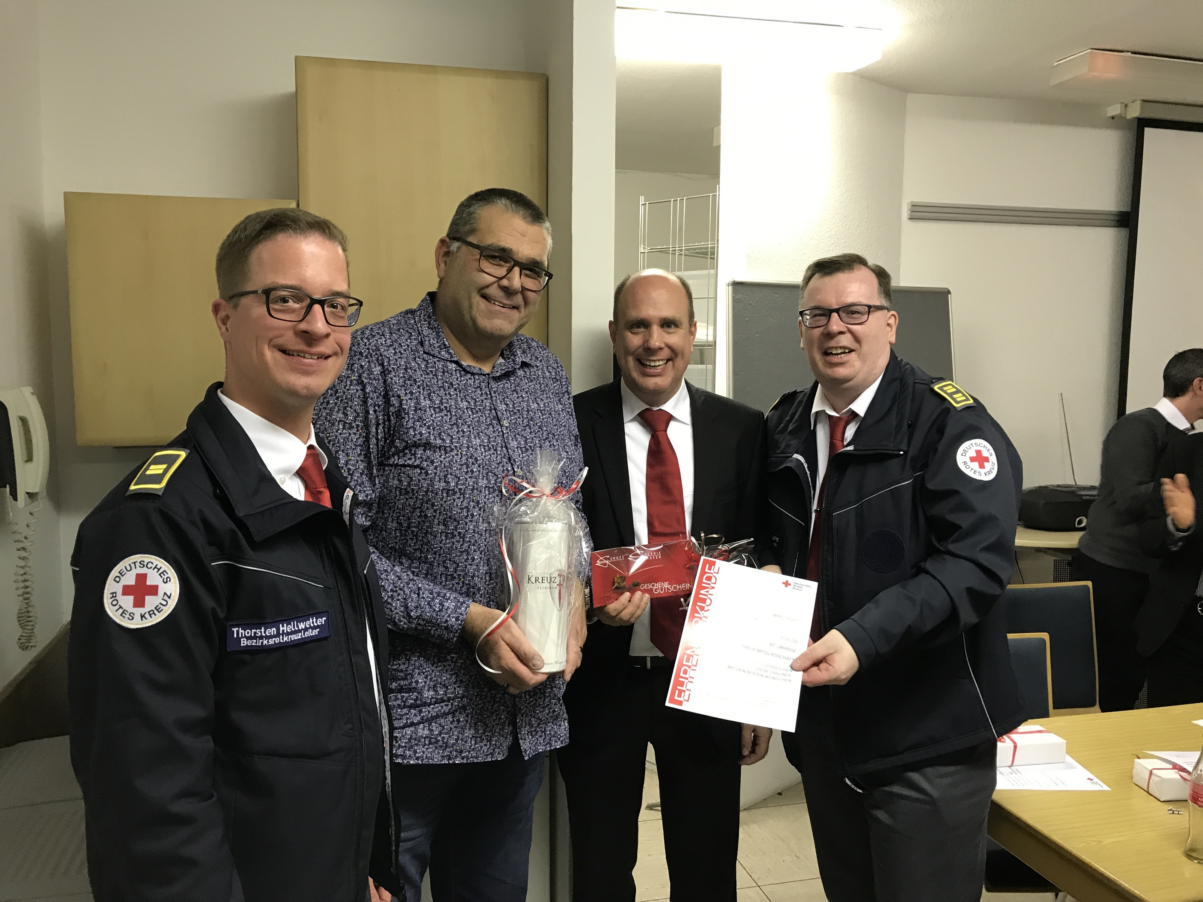Die Ehrung von Wilm Ossenberg für 45 aktive Dienstjahre im Roten Kreuz (v. l.): Thorsten Hellwetter (Bezirksrotkreuzleiter Bezirk Ruhr), Wilm Ossenberg (Kreisrotkreuzleiter DRK Witten), Dr. Georg Butterwegge (Präsident DRK Witten), Thorsten Junker (Landesrotkreuzleiter Westfalen-Lippe)