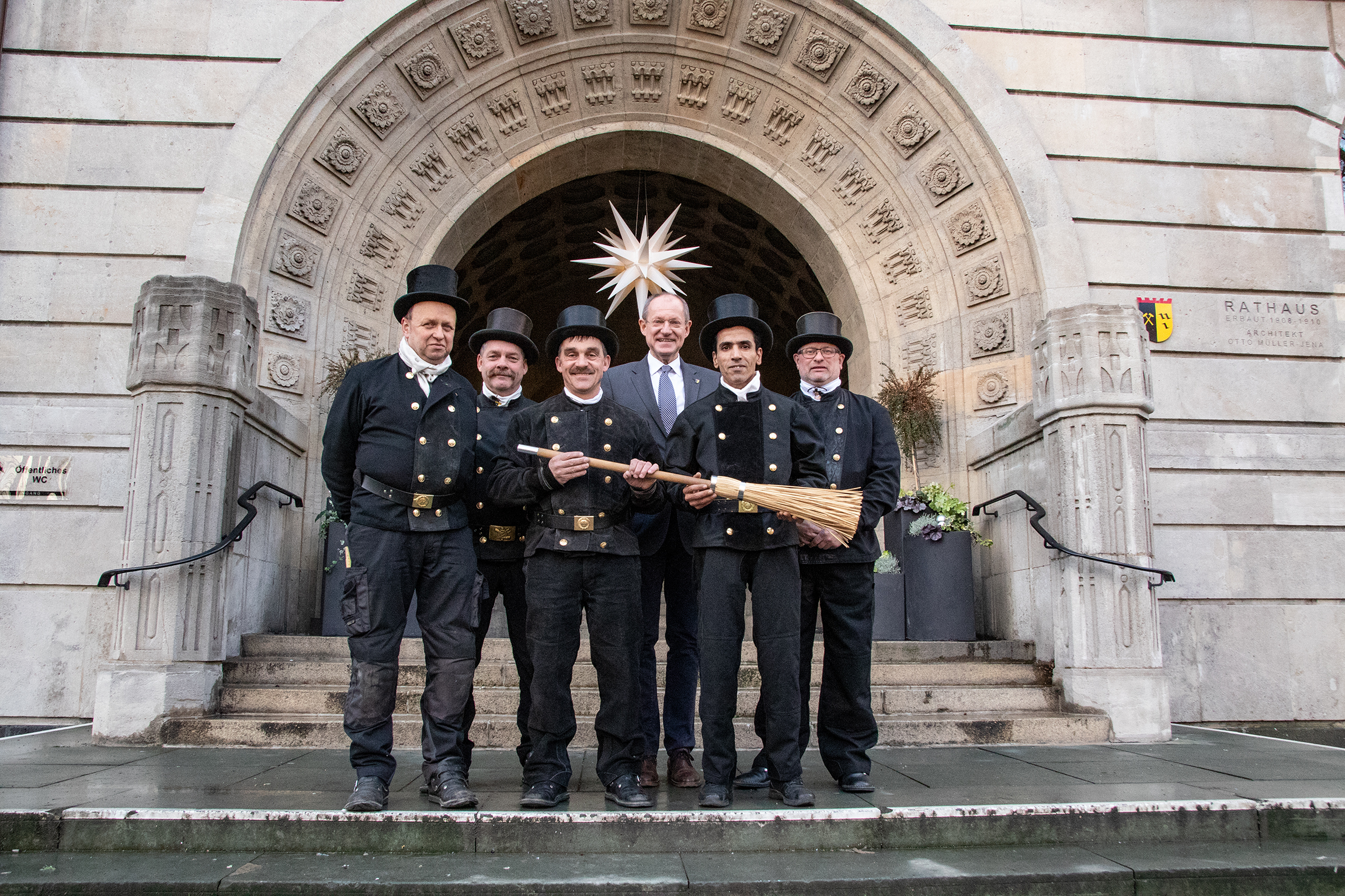 Gemeinsam statteten die Schornsteinfeger dem Stadtoberhaupt einen Besuch ab.