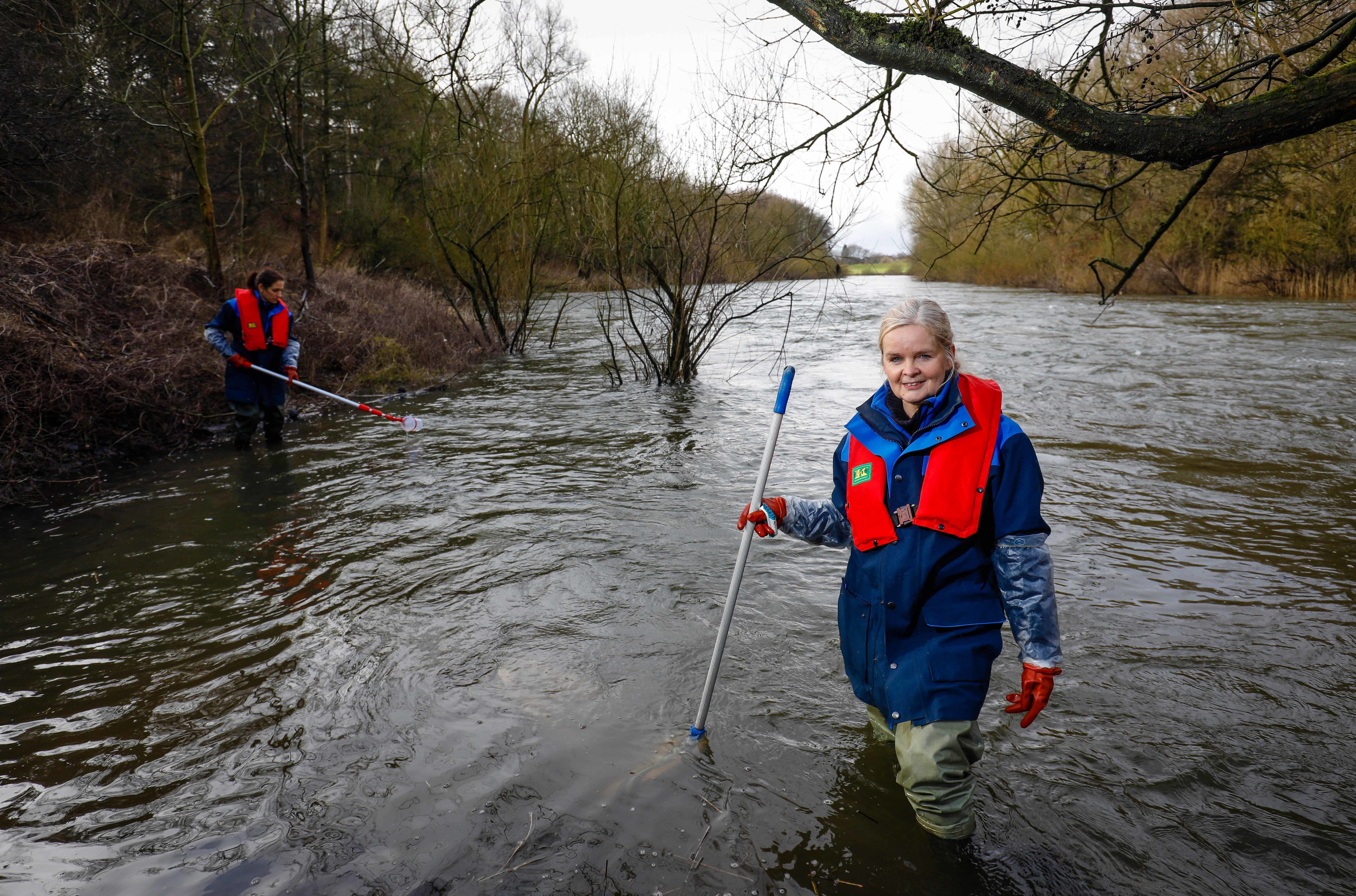 Hydrobiologin Sylvia Mählmann bei der Probennahme an der Lippe.