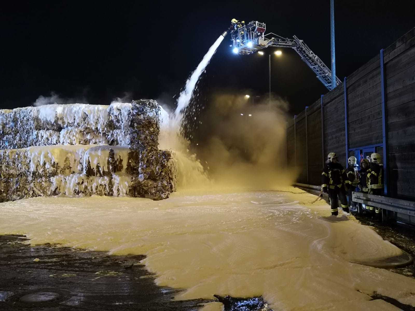 Mit massiven Wasser- und Schaumeinsatz konnte eine Brandausbreitung verhindert werden.