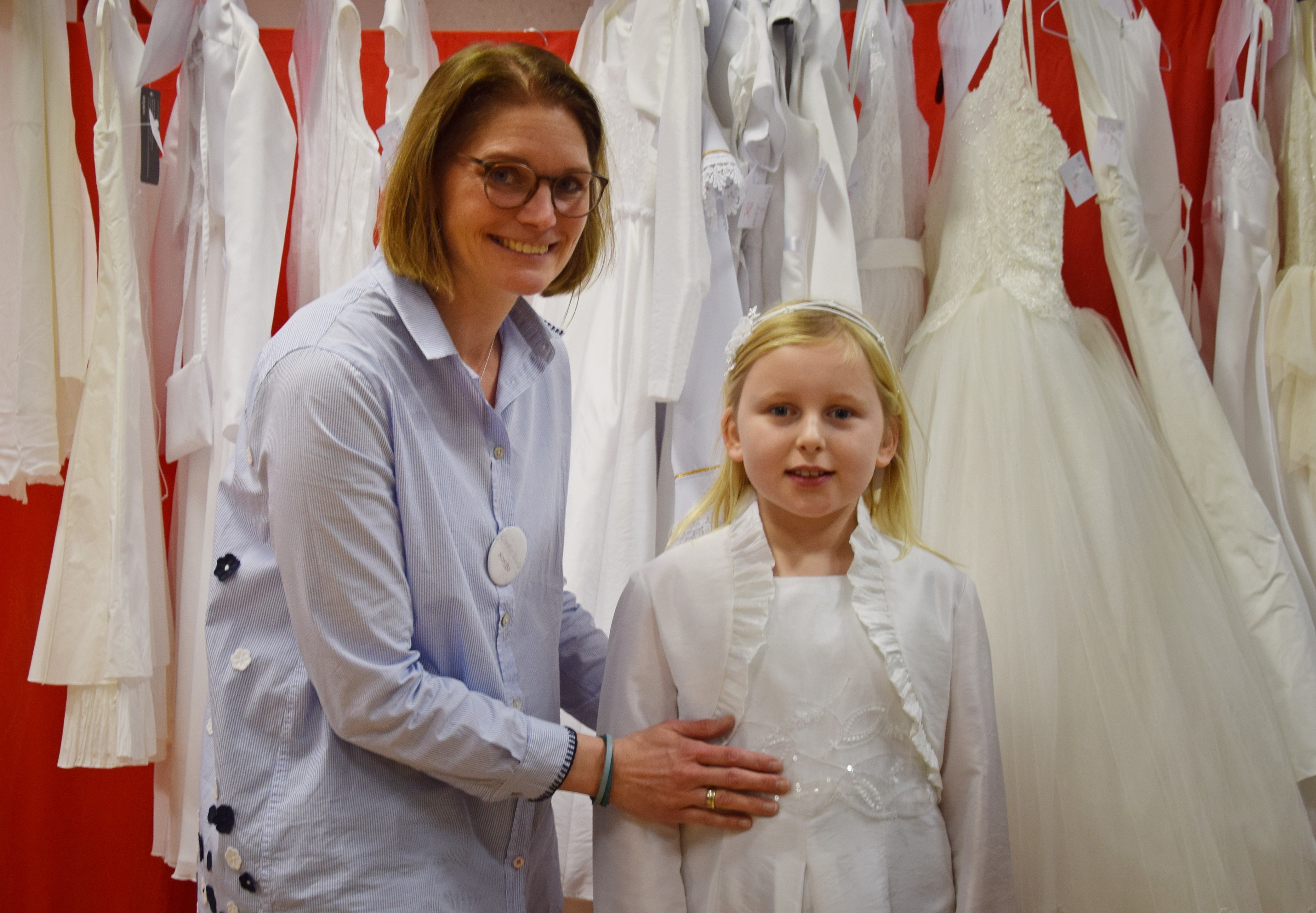 Lina aus Herten ist fündig geworden. Sie freut sich über ihr schönes Kleid. Der große Tag kann kommen.