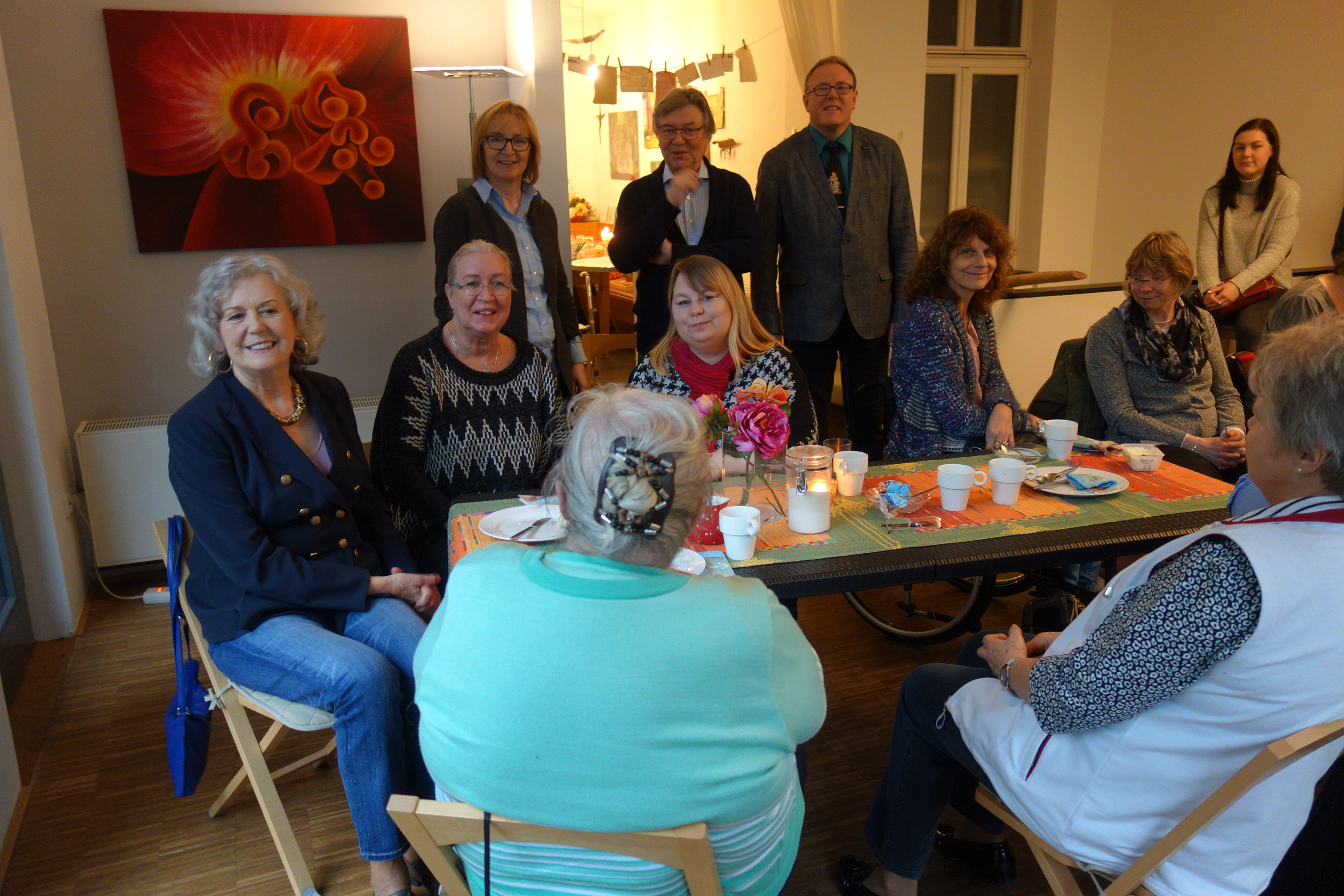 Volles Haus bei der Bürgersprechstunde mit Doris Eisenmenger, st. Bezirksbürgermeisterin (li.)