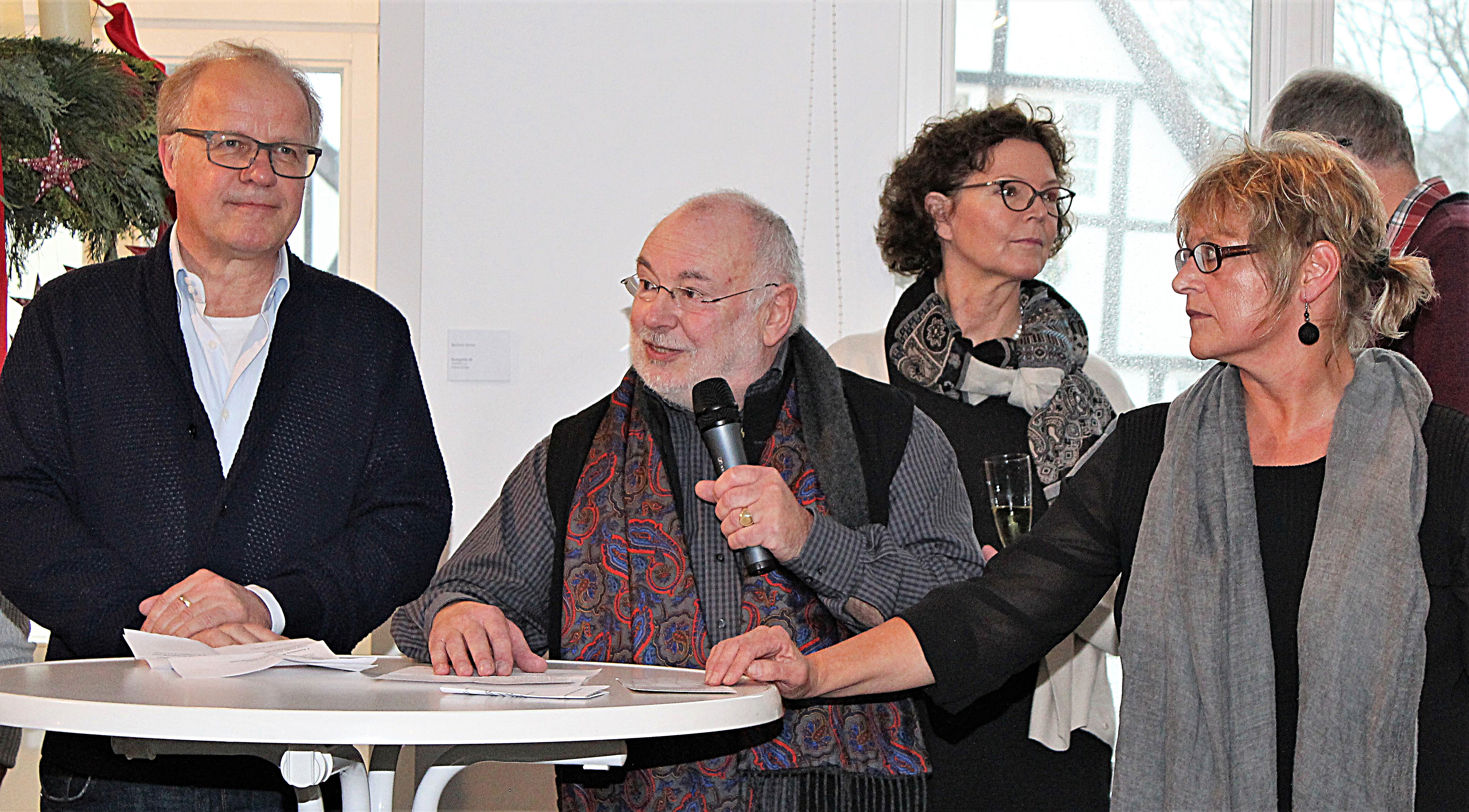 Bürgermeister Dirk Glaser, Fördervereinsvorsitzender Walter Ollenik, Museumsleiterin Gudrun Schwarzer-Jourgens, im Hintergrund Ulrike und Ernst Busse vom Förderverein Henrichshütte