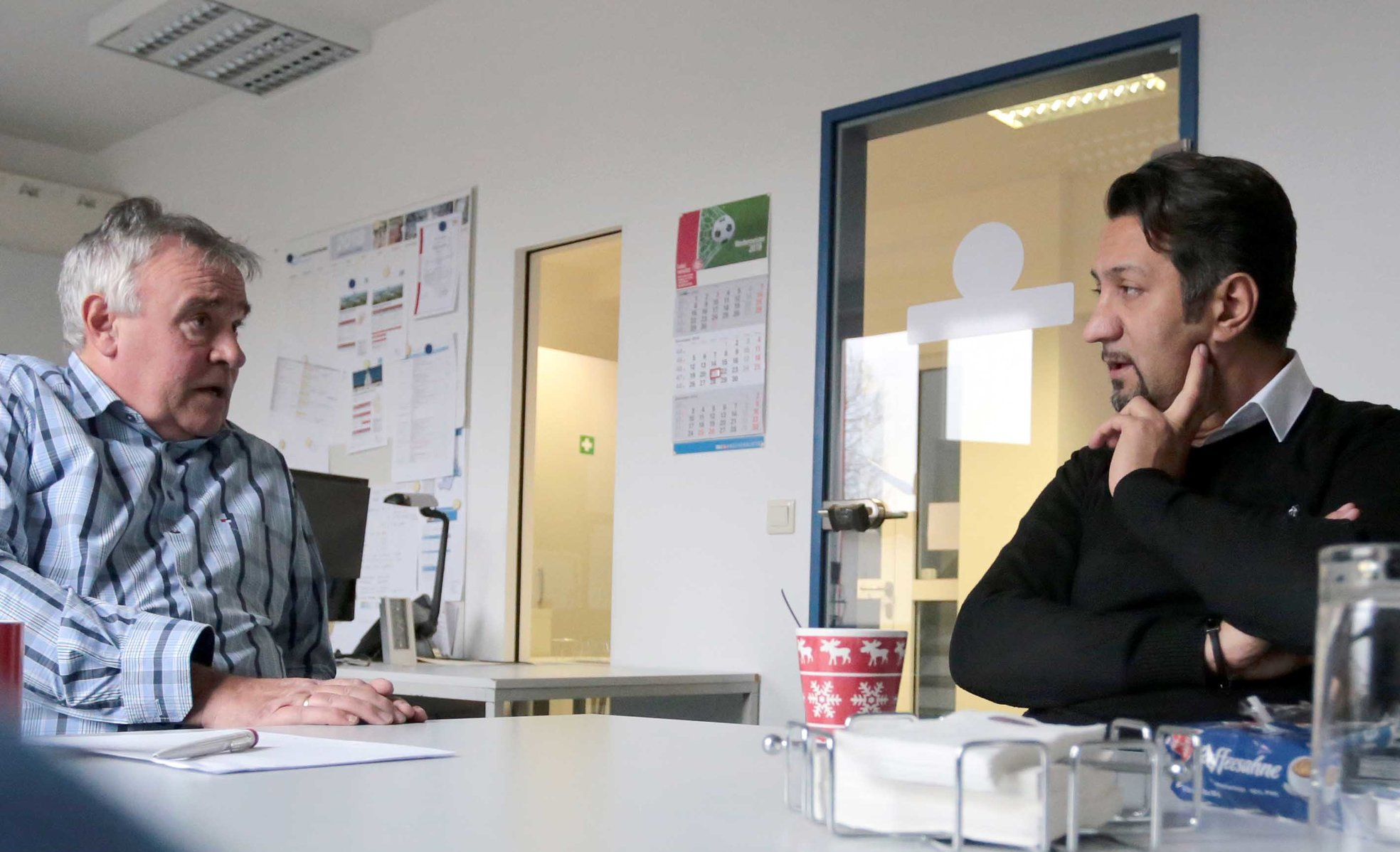 Aufsichtsratschef Oguzhan Can beim Redaktionsbesuch im Gespräch mit Peter Mohr . Foto: Andreas Molatta