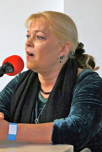 Hiltrud Schmutzler-Jäger, Fraktionsvorsitzende der Ratsfraktion der Grünen, will erreichen, dass d die Allbau AG mehr ihrer Betriebsgewinne für soziale neue Wohnbauprojekte einsetzen kann, statt sie weitgehend im milliardenschweren Essener Schuldenloch verschwinden zu lassen.