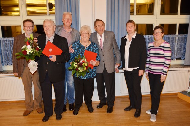 Ebenfalls geehrt wurden für jeweils 40 Jahre SPD-Mitgliedschaft Hannelore (4.v.r.) und Hans-Jürgen Unterkötter (6.v.r.). Mit im Bild (v.r.n.l.): Tamara Thorn, Jasmin Jäkel, Gerd Wendzinski, Uwe Unterkötter und Peter Räther.