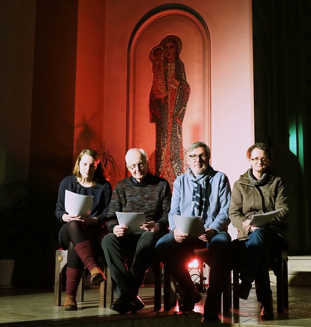 Lisa Mathofer, Paul Schug, Ludger Rullich und Carola Krähling (v.l.) bei der Probe ihrer Sprecherrollen in der Schönebecker Pfarrkirche.