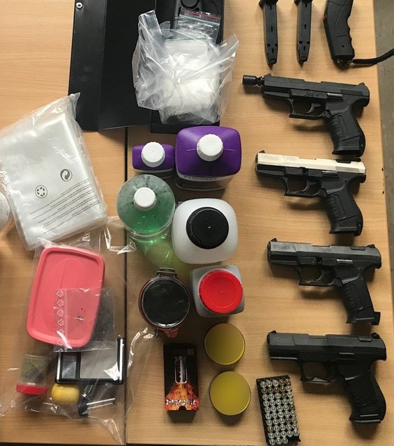 Auch Waffen und weitere Drogen sowie Pillen wurden sichergestellt.