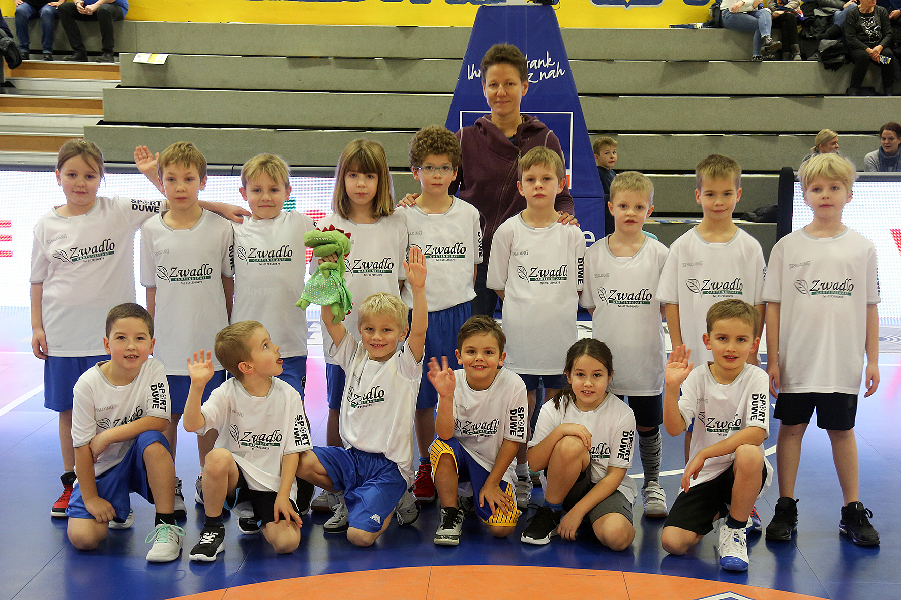 Unser Foto zeigt die Boeler U8 in ihren neuen Shooting-Shirts, als sie beim Heimspiel von Phoenix Hagen mit einlaufen durften.