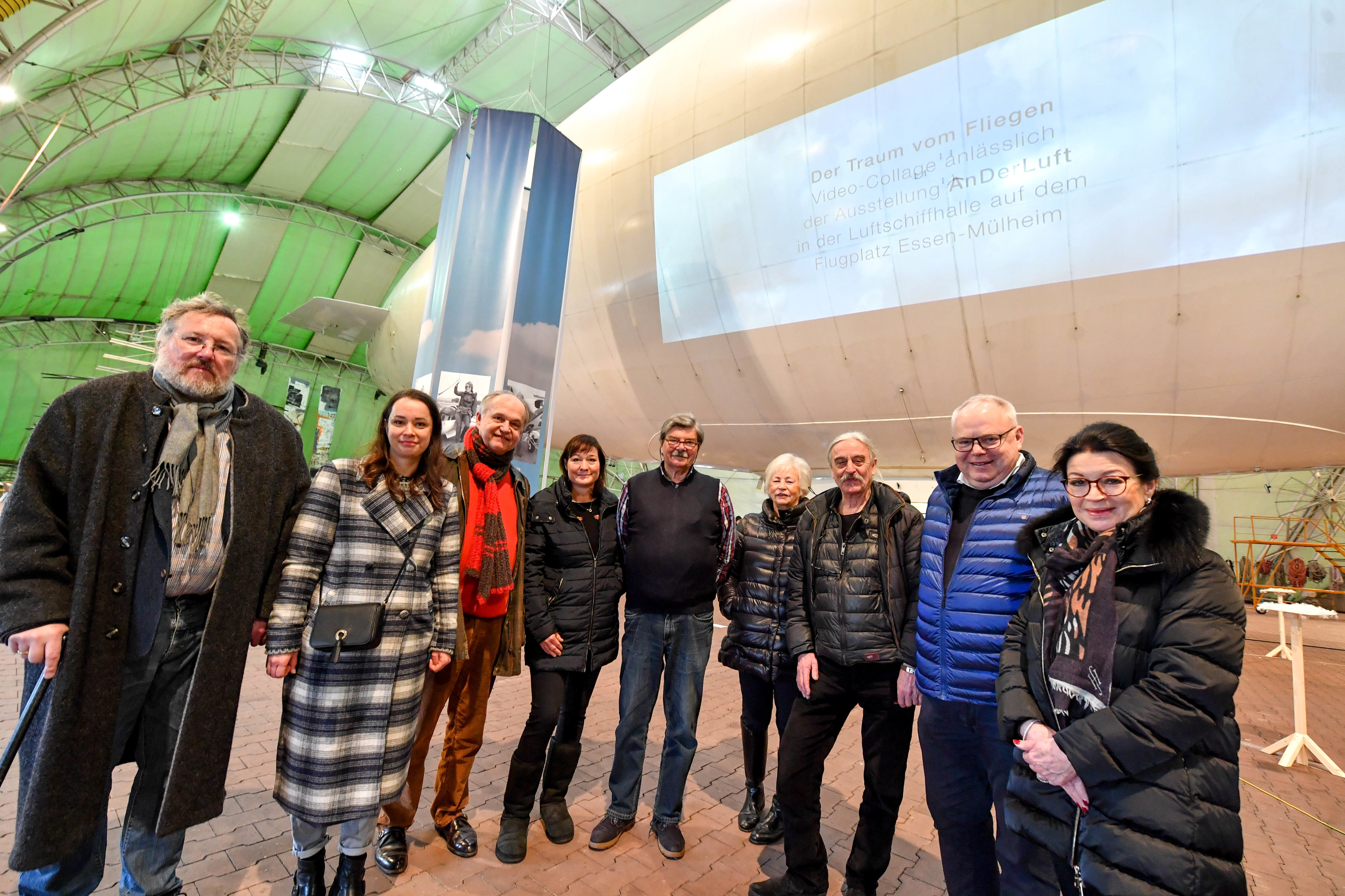 Die Mülheimer Künstlergruppe AnDer rückt in der WDL-Luftschiffhalle den Traum vom Fliegen in greifbare Nähe. Luftschiff Theo wird dabei als "Transportmittel" für erlebare Kunst in Anspruch genommen. Fotos: PR-Fotografie Köhring/AK