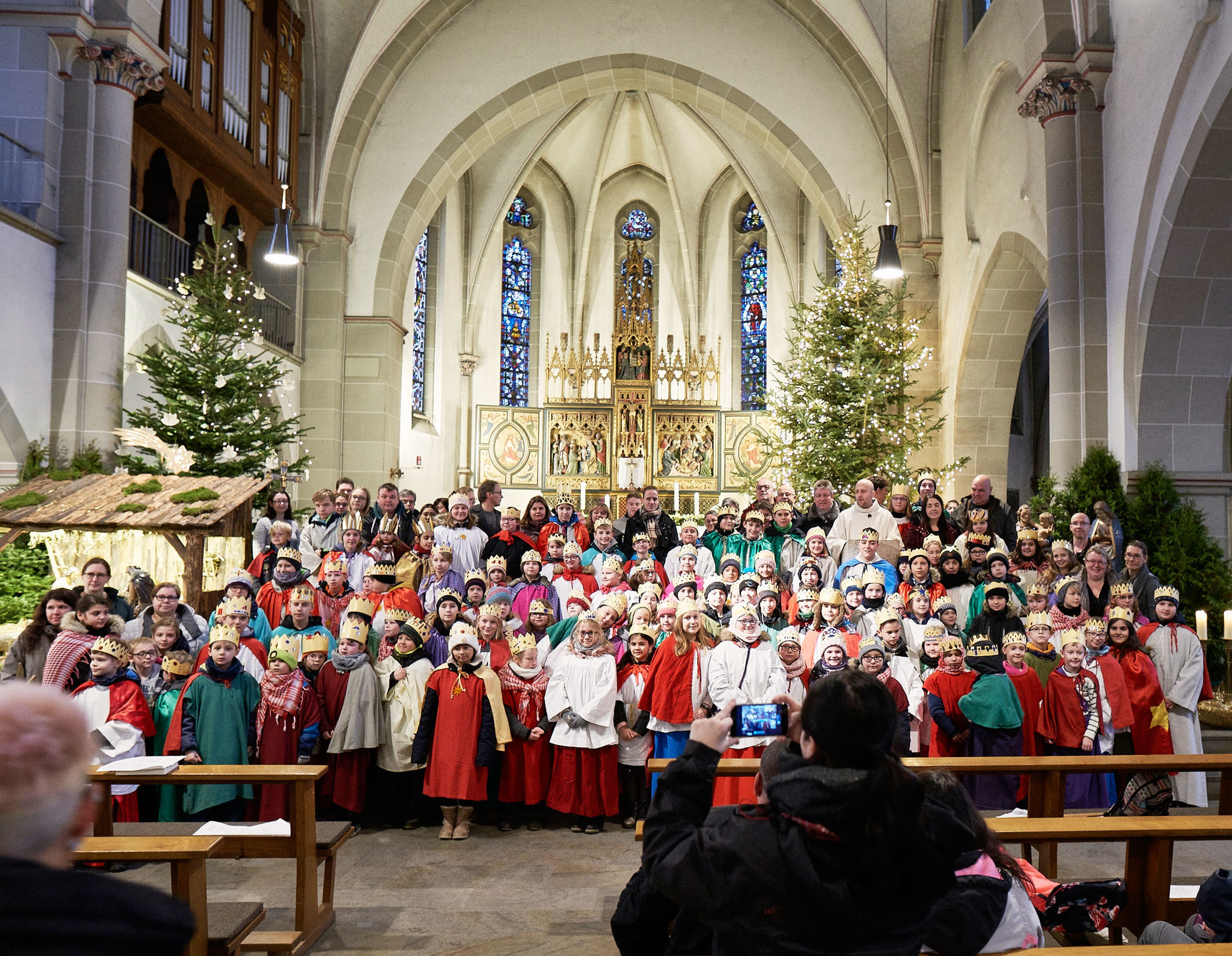 130 Kinder hatten sich für die Sternsinger-Aktion der St. Josef-Gemeinde gemeldet. Am Anfang stand ein Aussendegottesdienst in der Pfarrkirche.