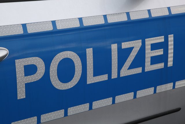 Die Polizei sucht nach einem Raub auf einen Kiosk drei unbekannte Täter.
