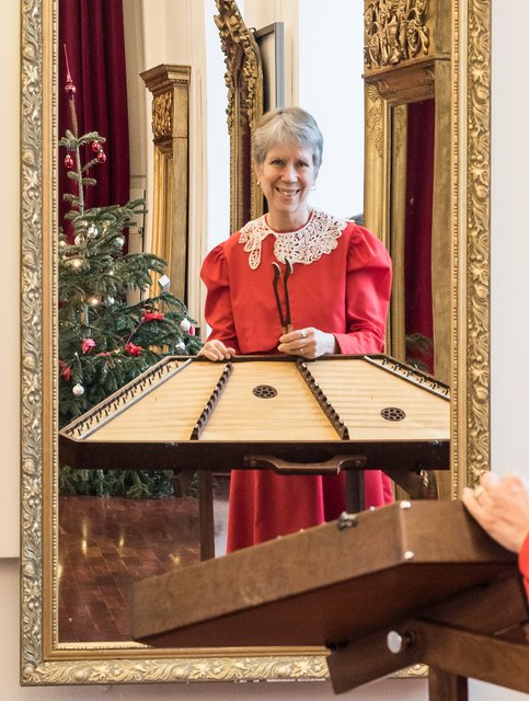 Die amerikanische Sopranistin Jessica Burri mit ihrem Hammered Dulcimer, einem historischen Saiteninstrument aus England.