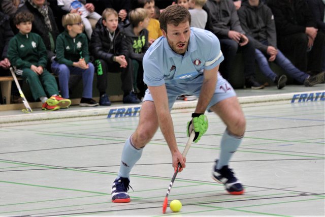 Der frühere Uhlenhorster Jan-Philipp Rabente war Dreh- und Angelpunkt bei den Gästen des UHC Hamburg.