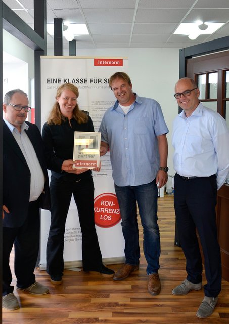 Überreichung der Urkunde „1st window partner“ (von links nach rechts): Alex Dittrich (Rowland Company), Sylke und Christian Vennemann und Christoph Bode (Internorm).