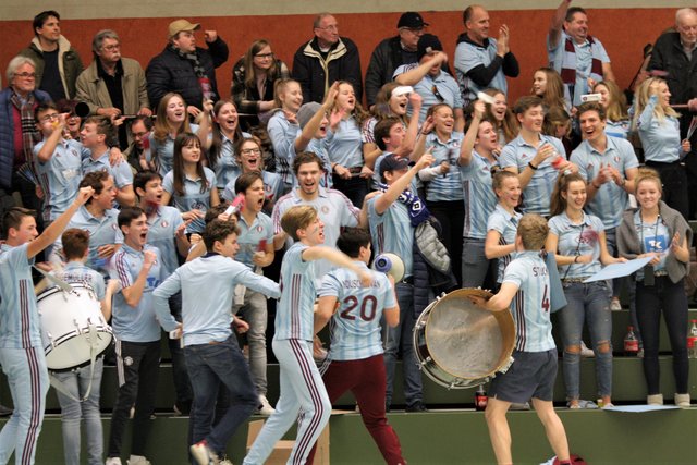 So jubelten die Fans des UHC Hamburg nach dem Sieg über die Uhlen.